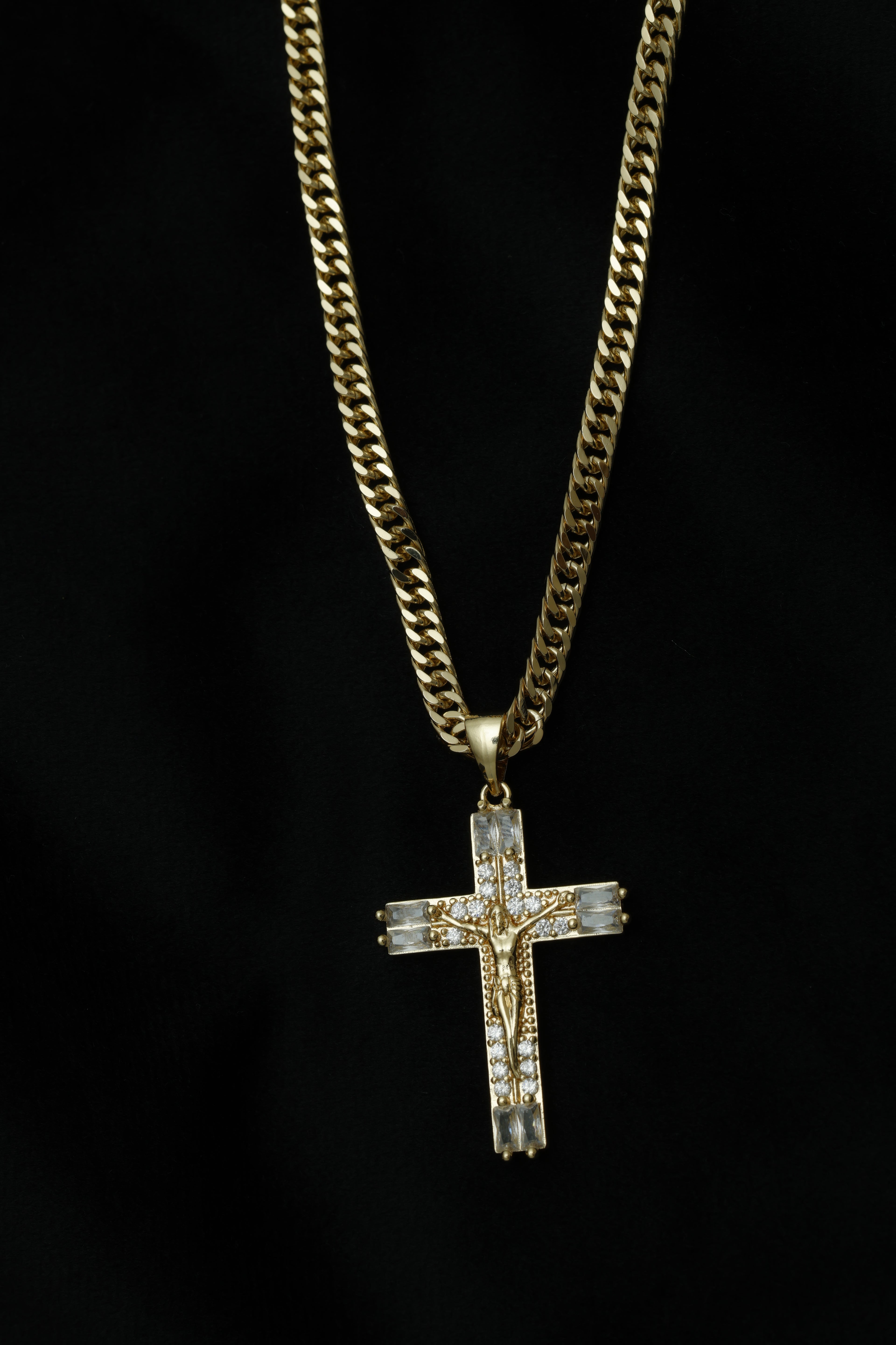 VARSE ME KRYQ ME GURE TE BARDHE DHE ME JEZUSIN