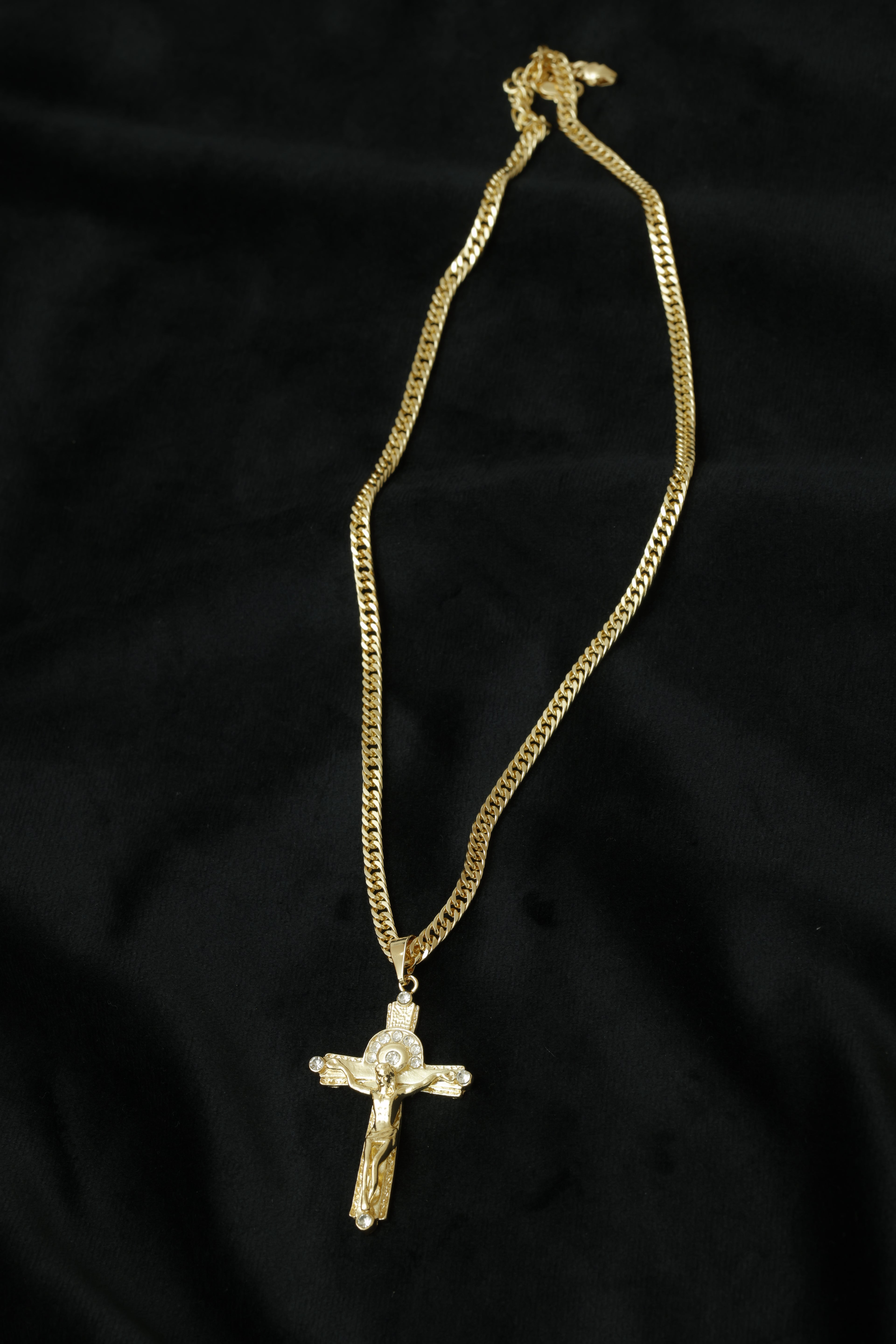 VARSE ME KRYQ ME GURE  DHE ME JEZUSIN