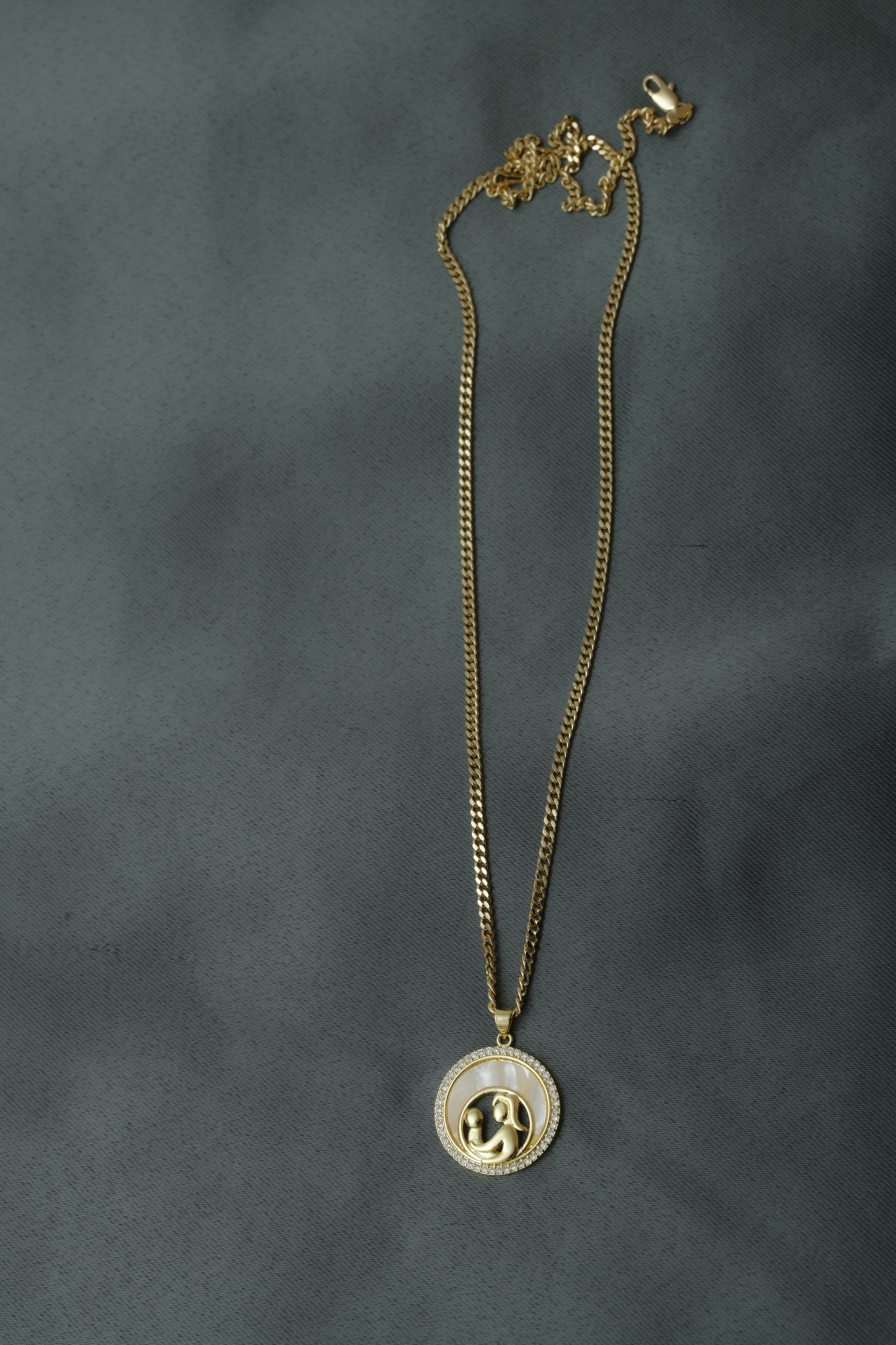 VARSE ME MAMA RRETHORE  NENA DHE FEMIJEN