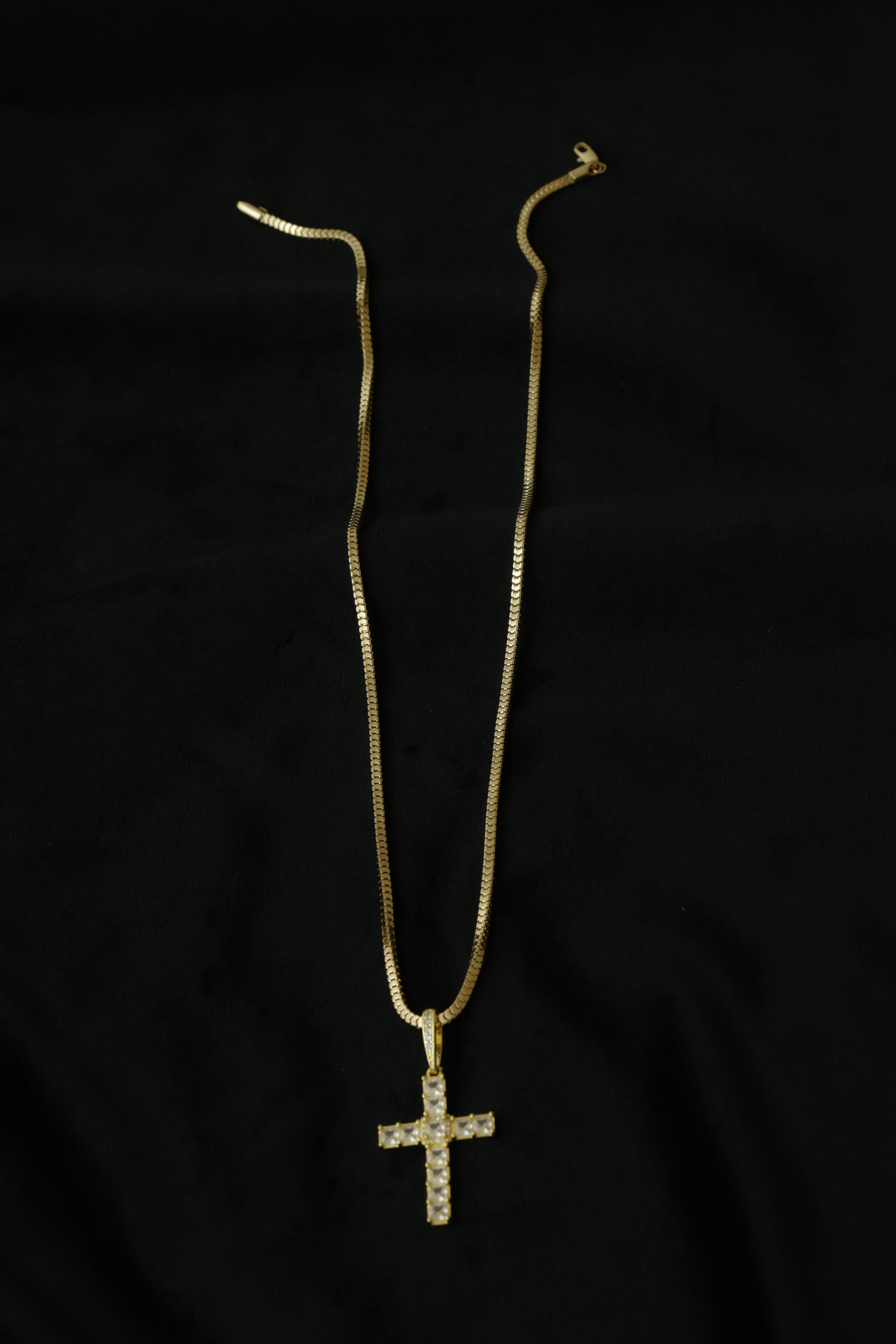 VARSE ME KRYQ ME GURE TE BARDHE