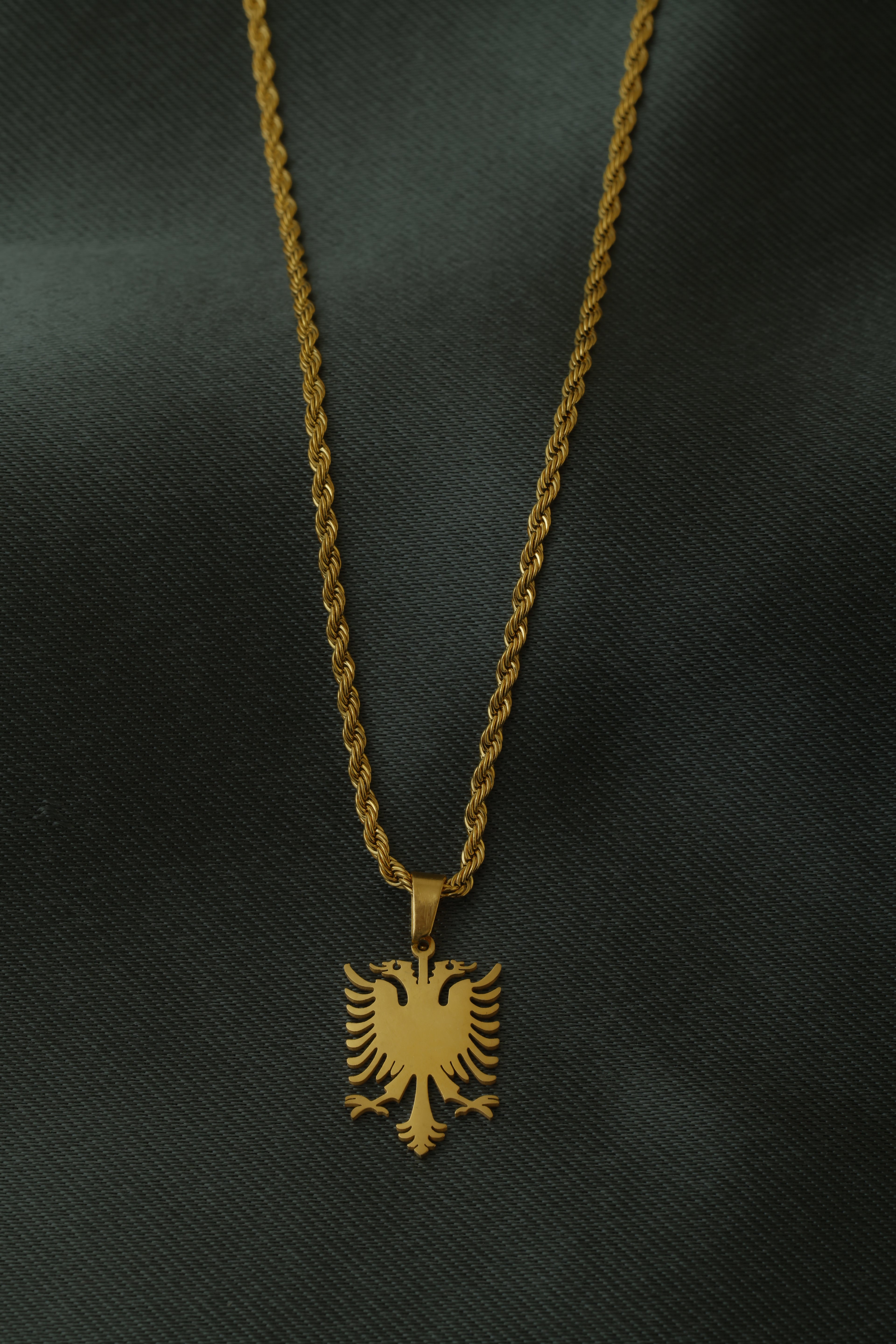 VARSE ME SHQIPONJE TE VOGEL