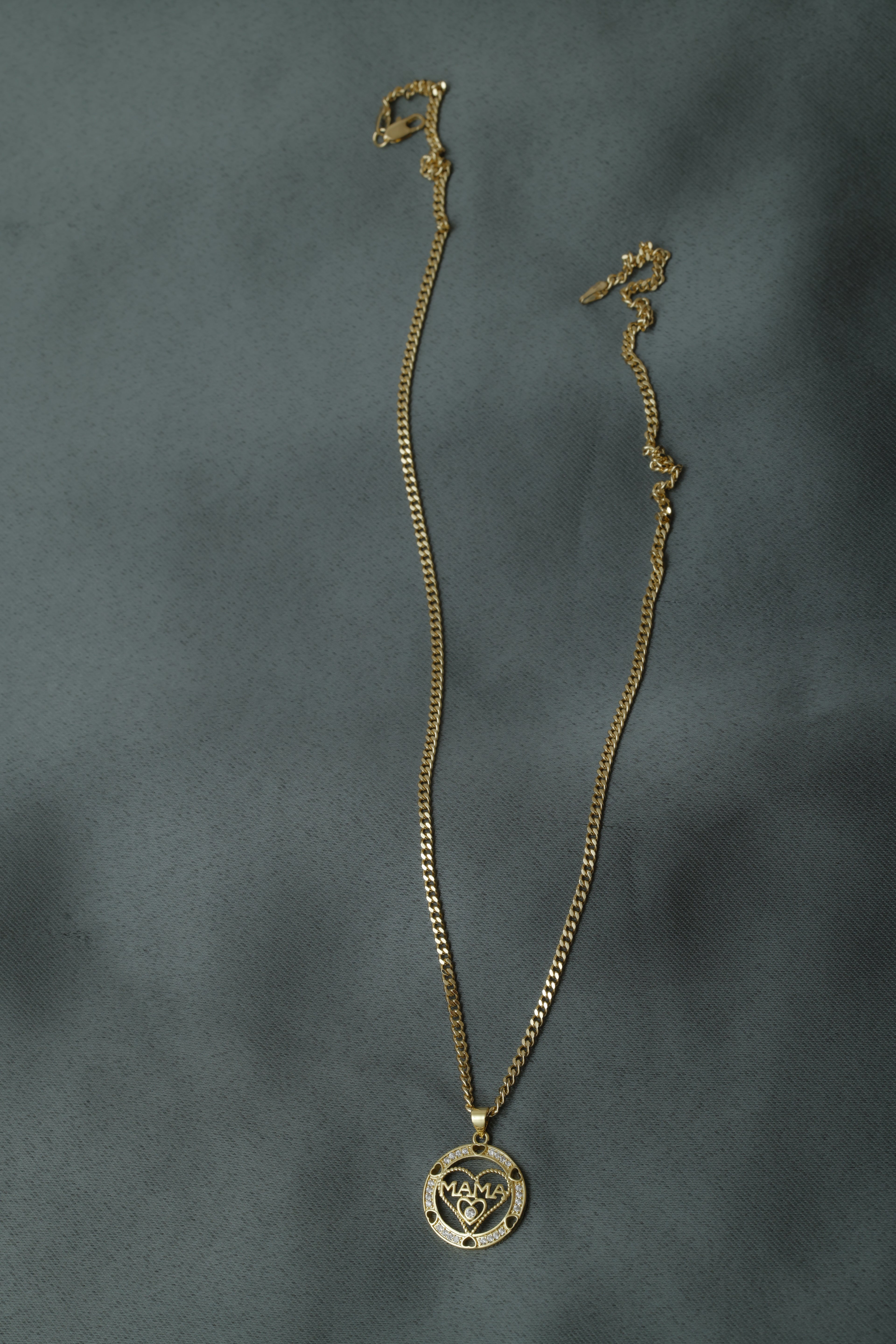 VARSE ME MAMA RRETHORE ME ZEMER NE MES