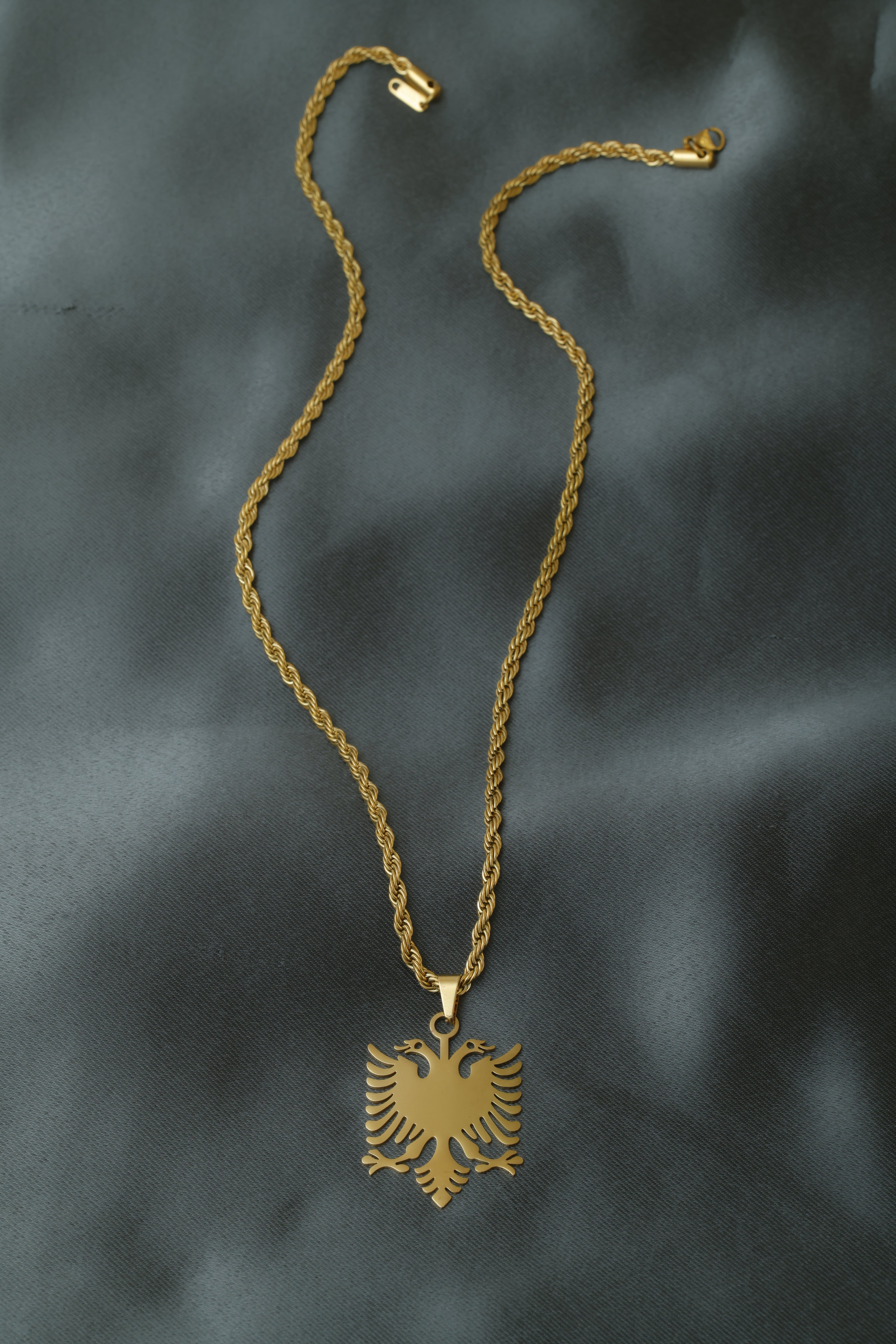 VARSE ME SHQIPONJE TE MADHE