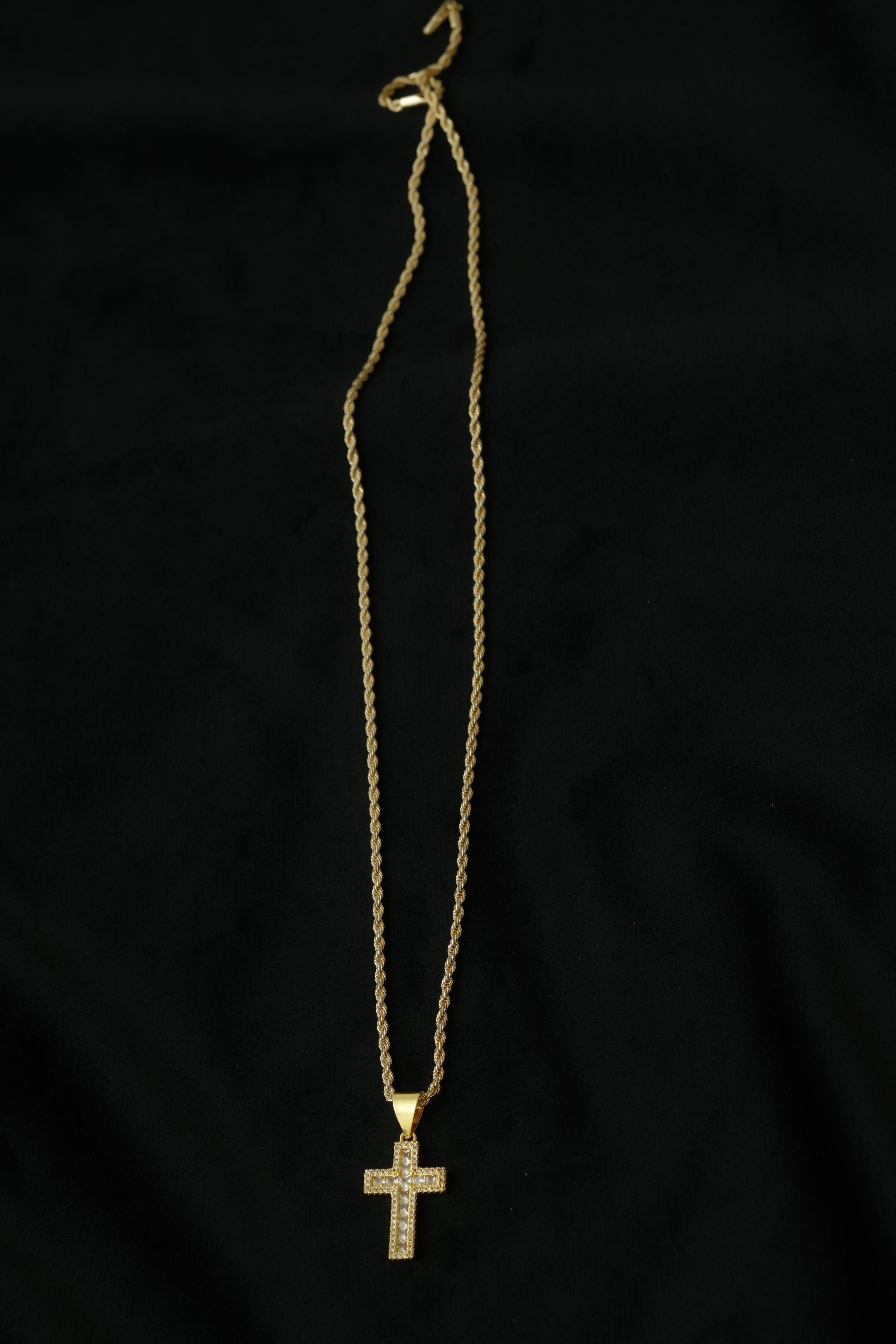 VARSE ME KRYQ ME GURE TE BARDHE  PETASHUK