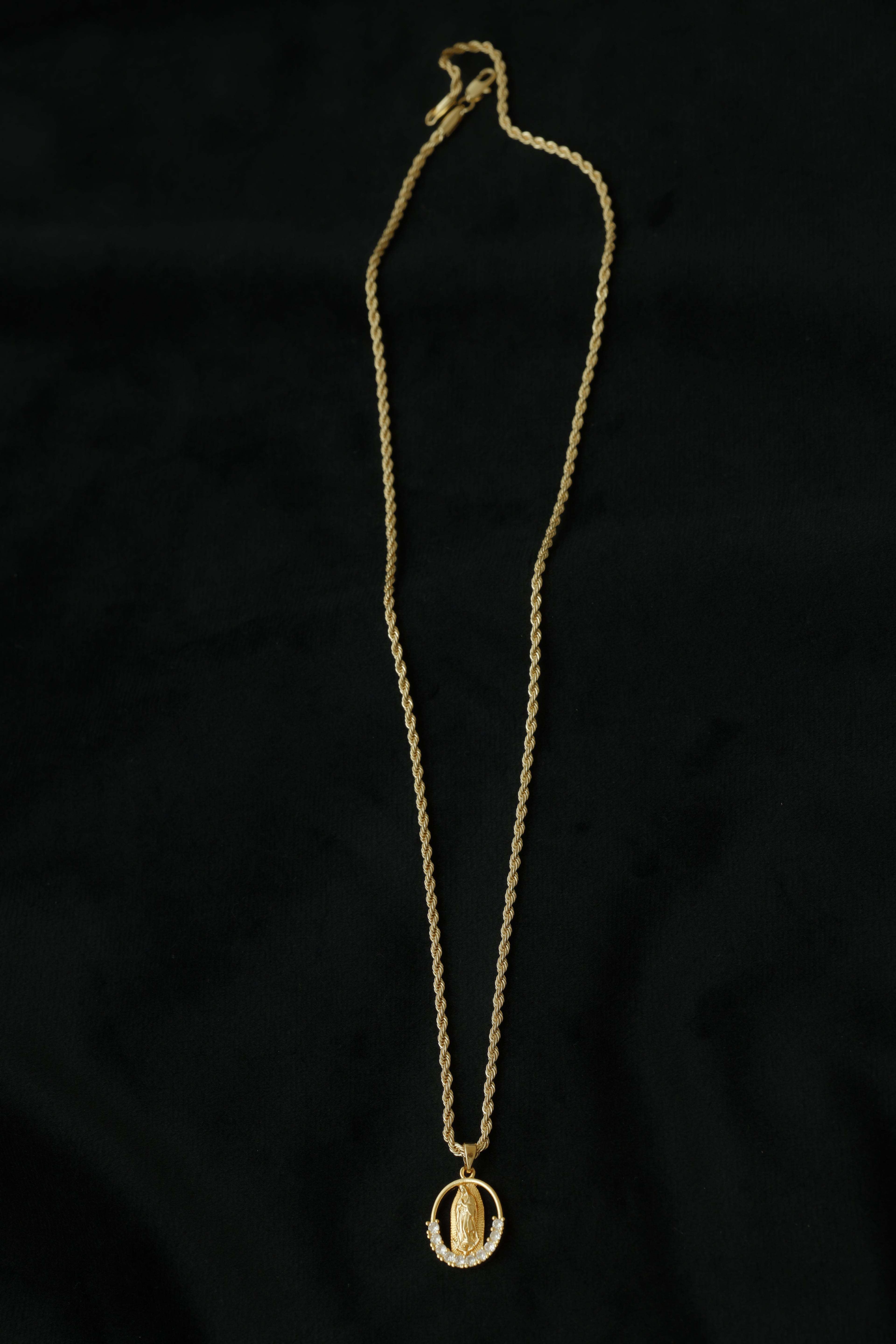 VARSE ME ZOJE RRETHORE