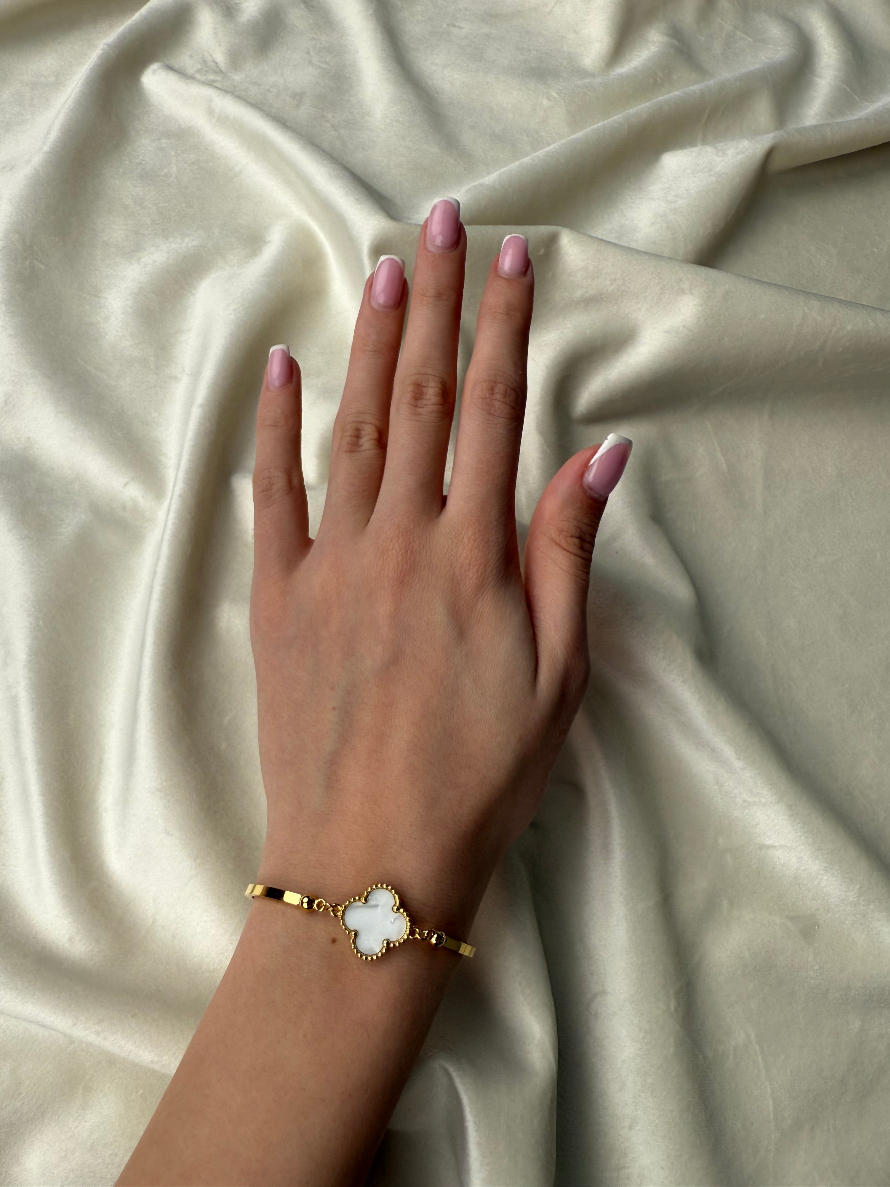 Byzylyk van cleef me lule te bardhe