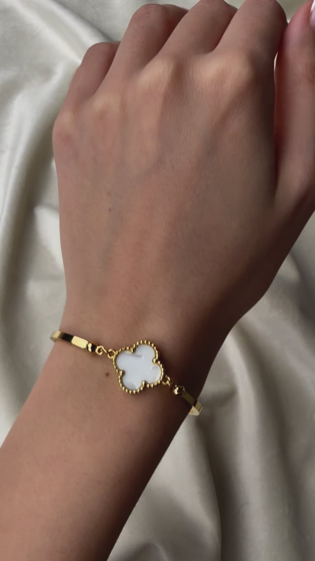 Byzylyk van cleef me lule te bardhe