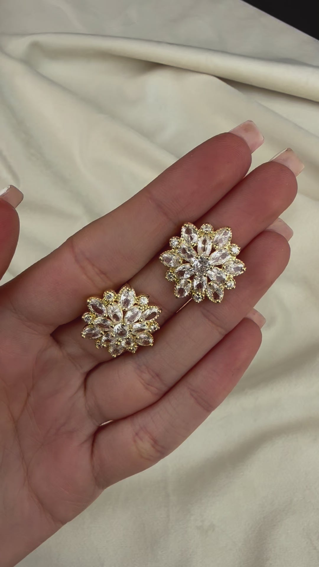 Vathe ne forme lule me kristale