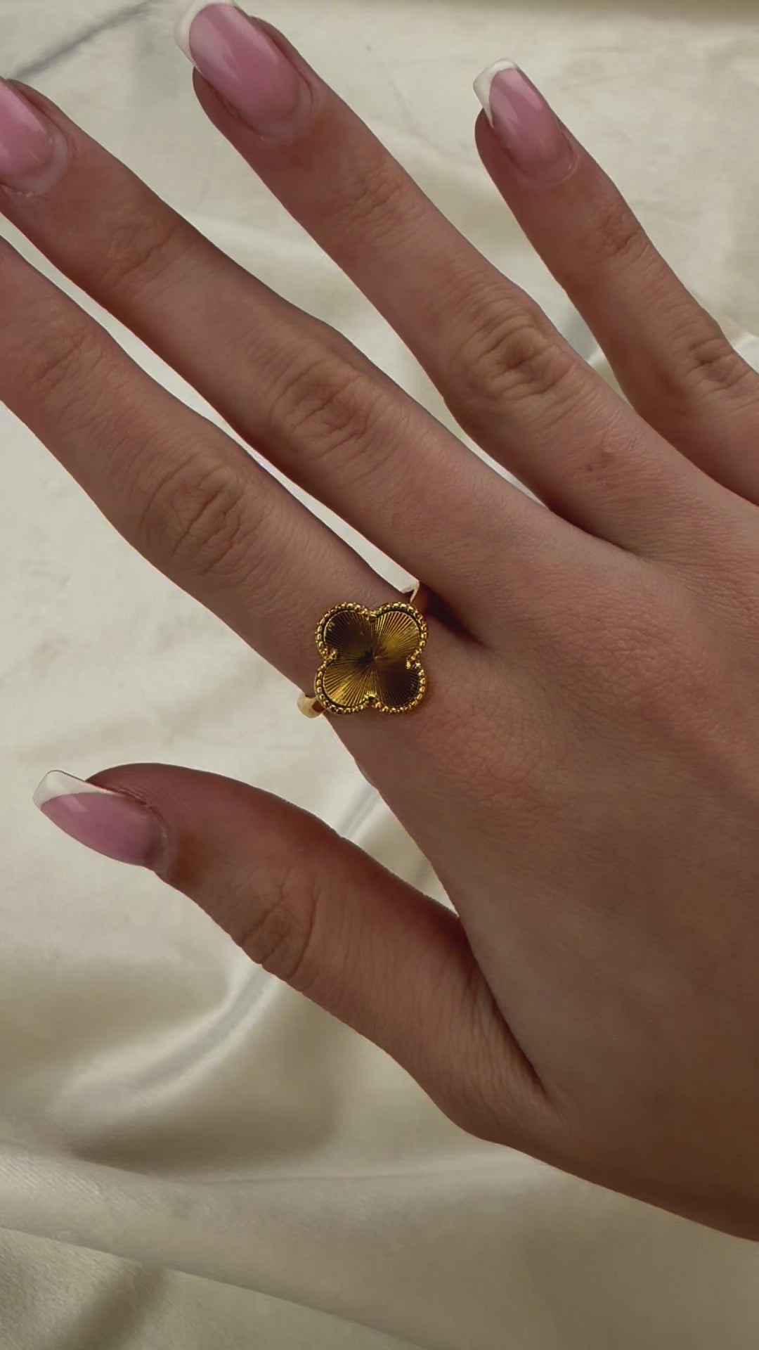 Unaze van cleef gold