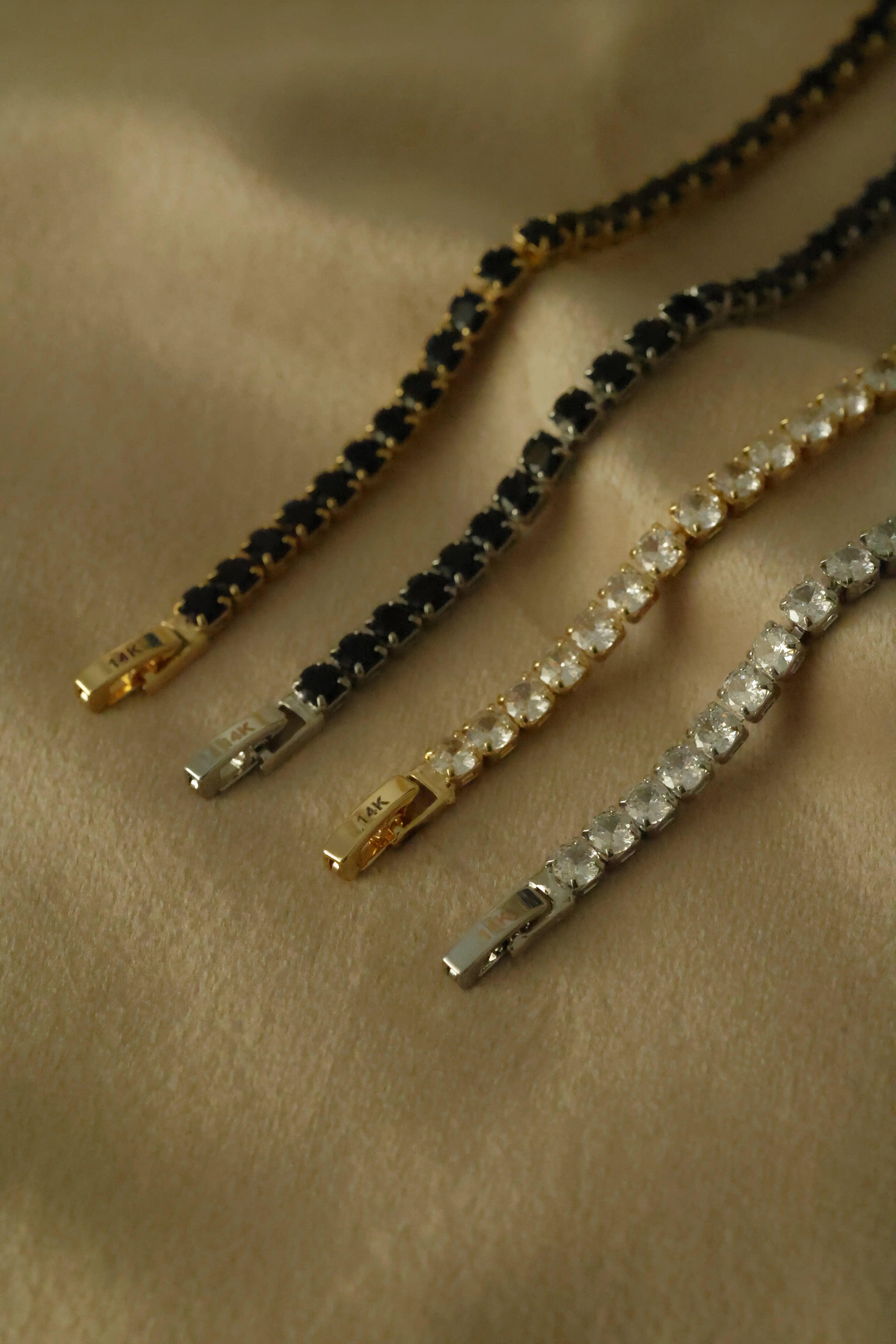 Byzylykët e lara në flori ofrojnë shkëlqim të sofistikuar dhe ndjesi luksi, duke ruajtur një çmim të arsyeshëm. Janë zgjedhja ideale për përdorim të përditshëm, por edhe për raste speciale si evente, festa apo dhurata.