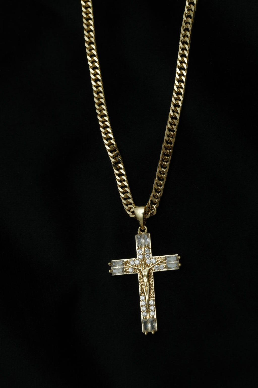 VARSE ME KRYQ ME GURE TE BARDHE DHE ME JEZUSIN