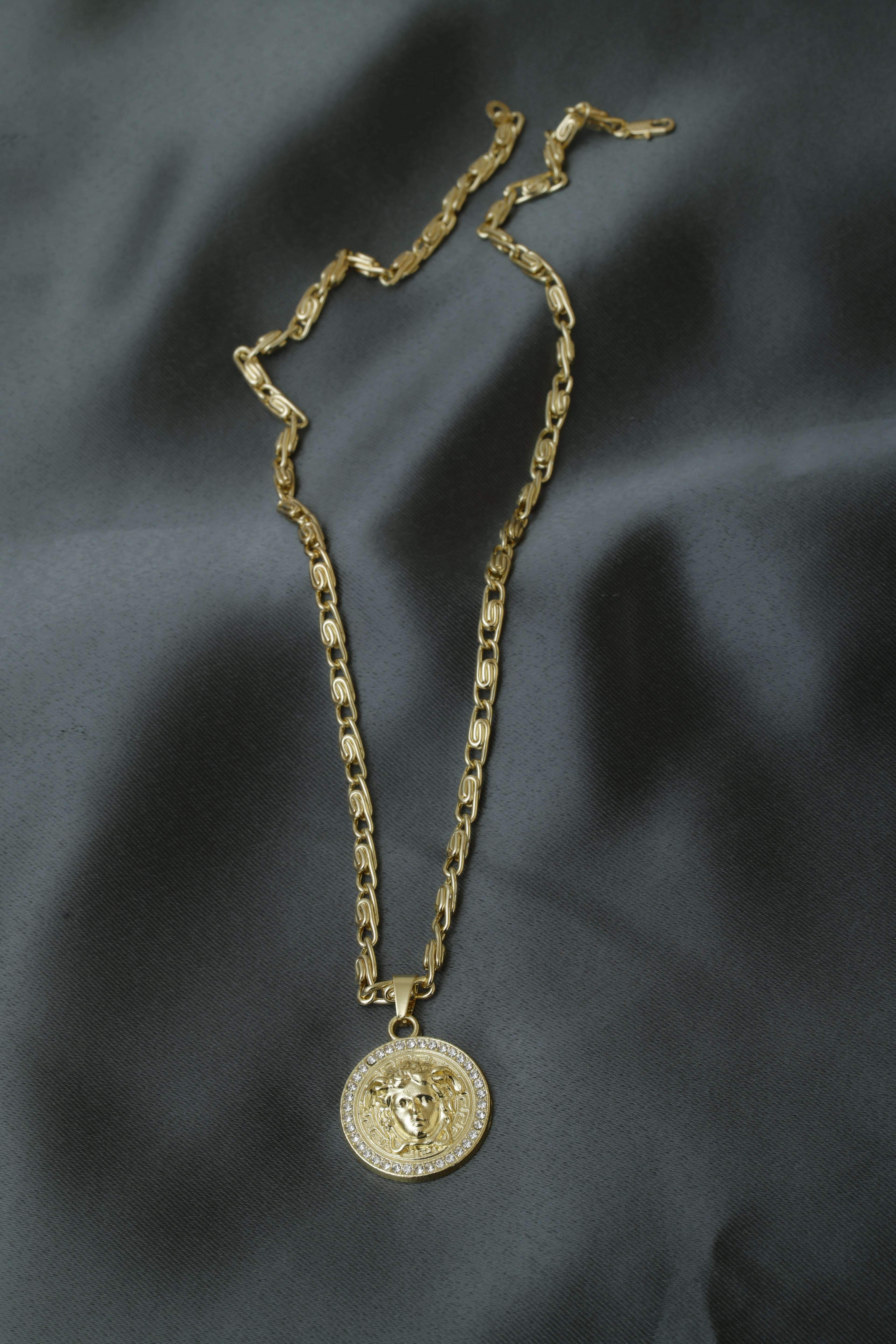 VARSE VERSACE ME GURE