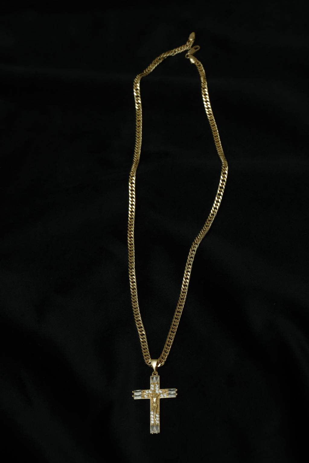 VARSE ME KRYQ ME GURE TE BARDHE DHE ME JEZUSIN