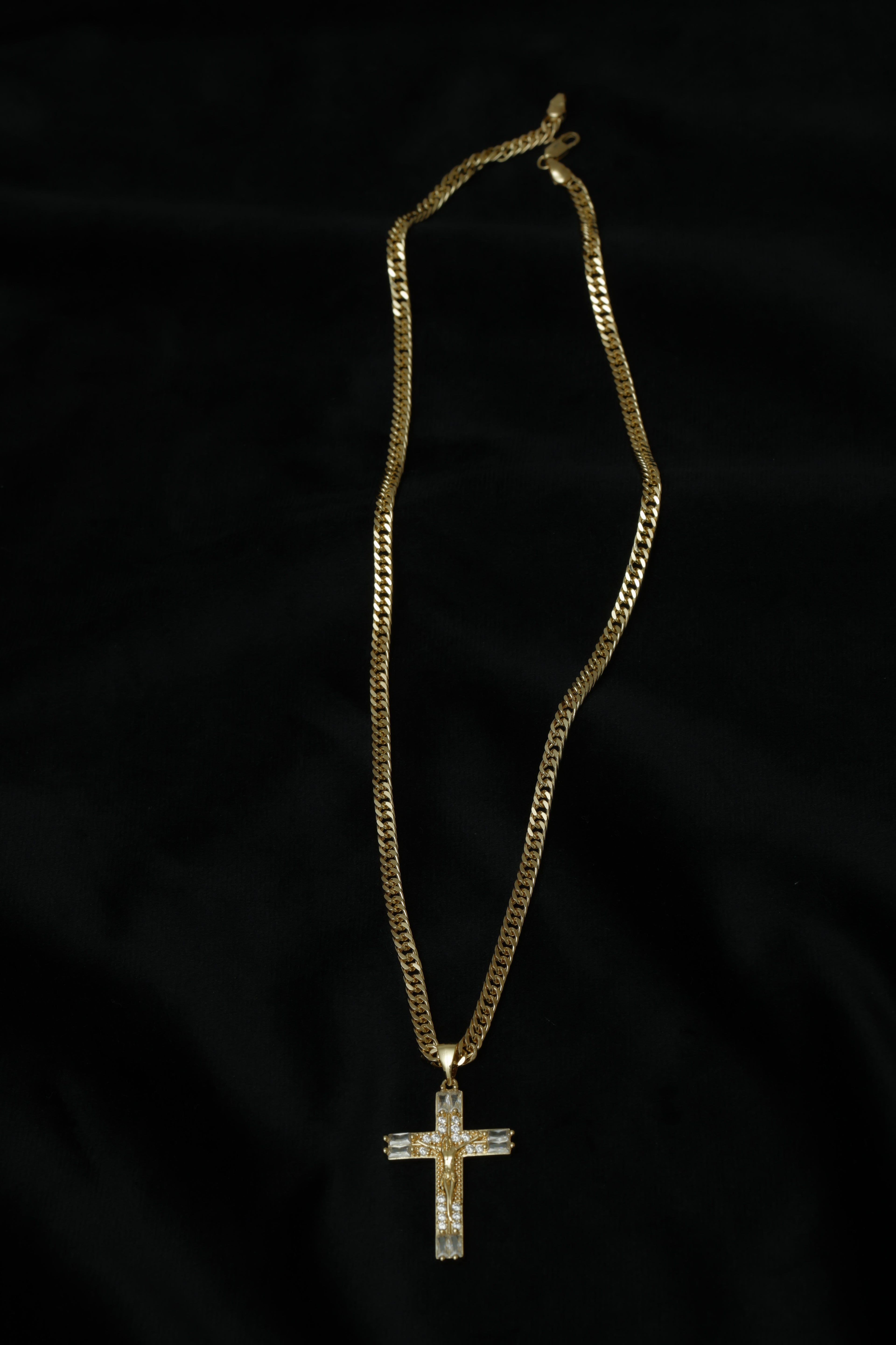 VARSE ME KRYQ ME GURE TE BARDHE DHE ME JEZUSIN