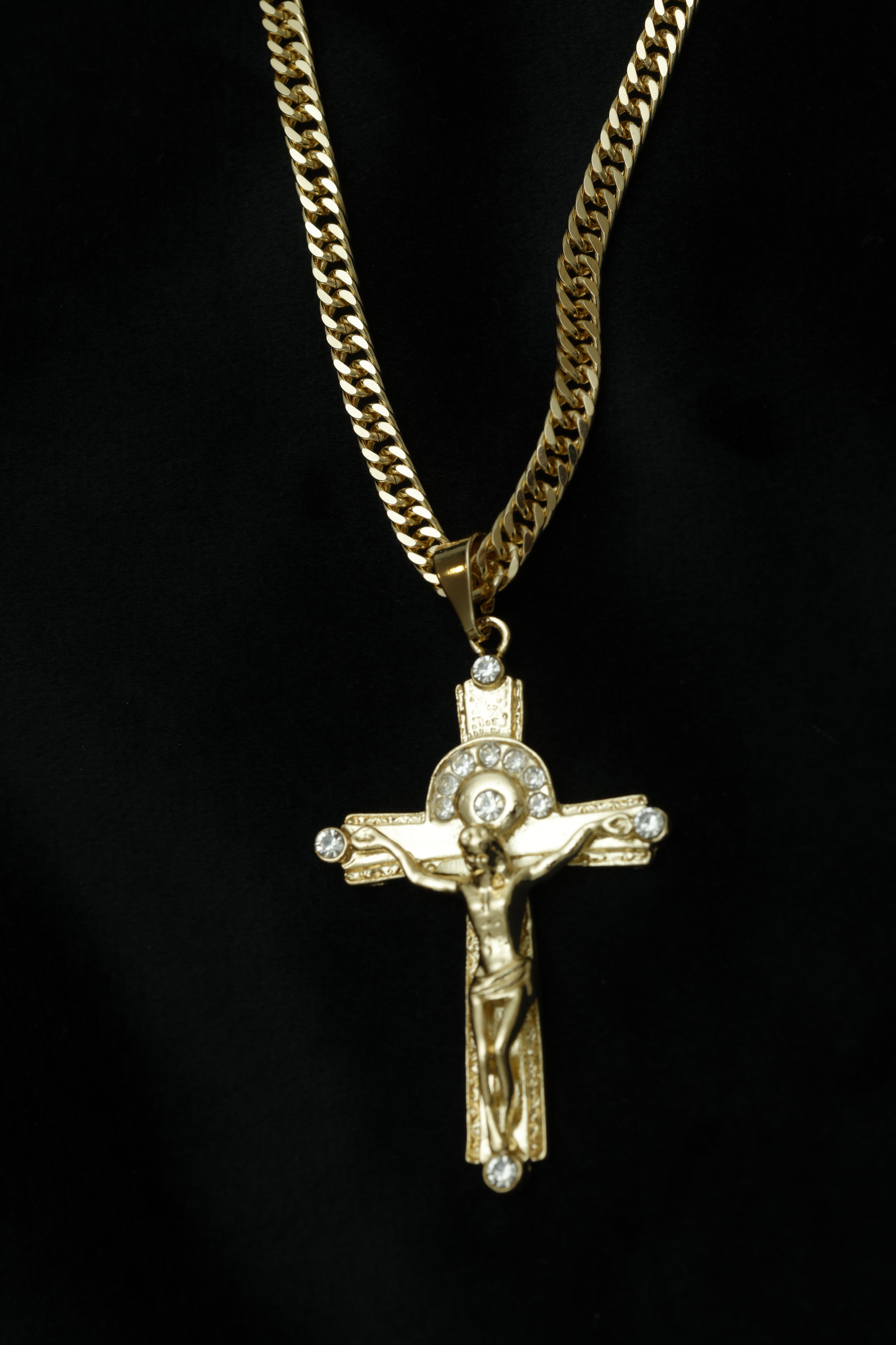 VARSE ME KRYQ ME GURE  DHE ME JEZUSIN