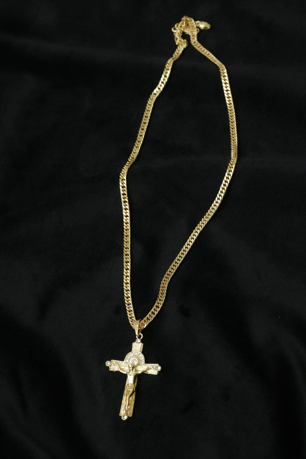 VARSE ME KRYQ ME GURE  DHE ME JEZUSIN