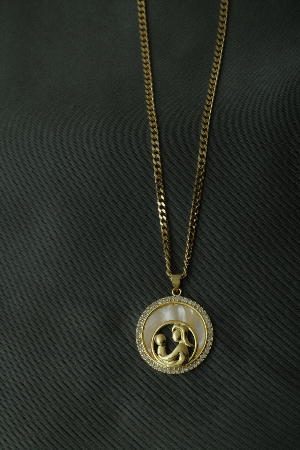 VARSE ME MAMA RRETHORE  NENA DHE FEMIJEN