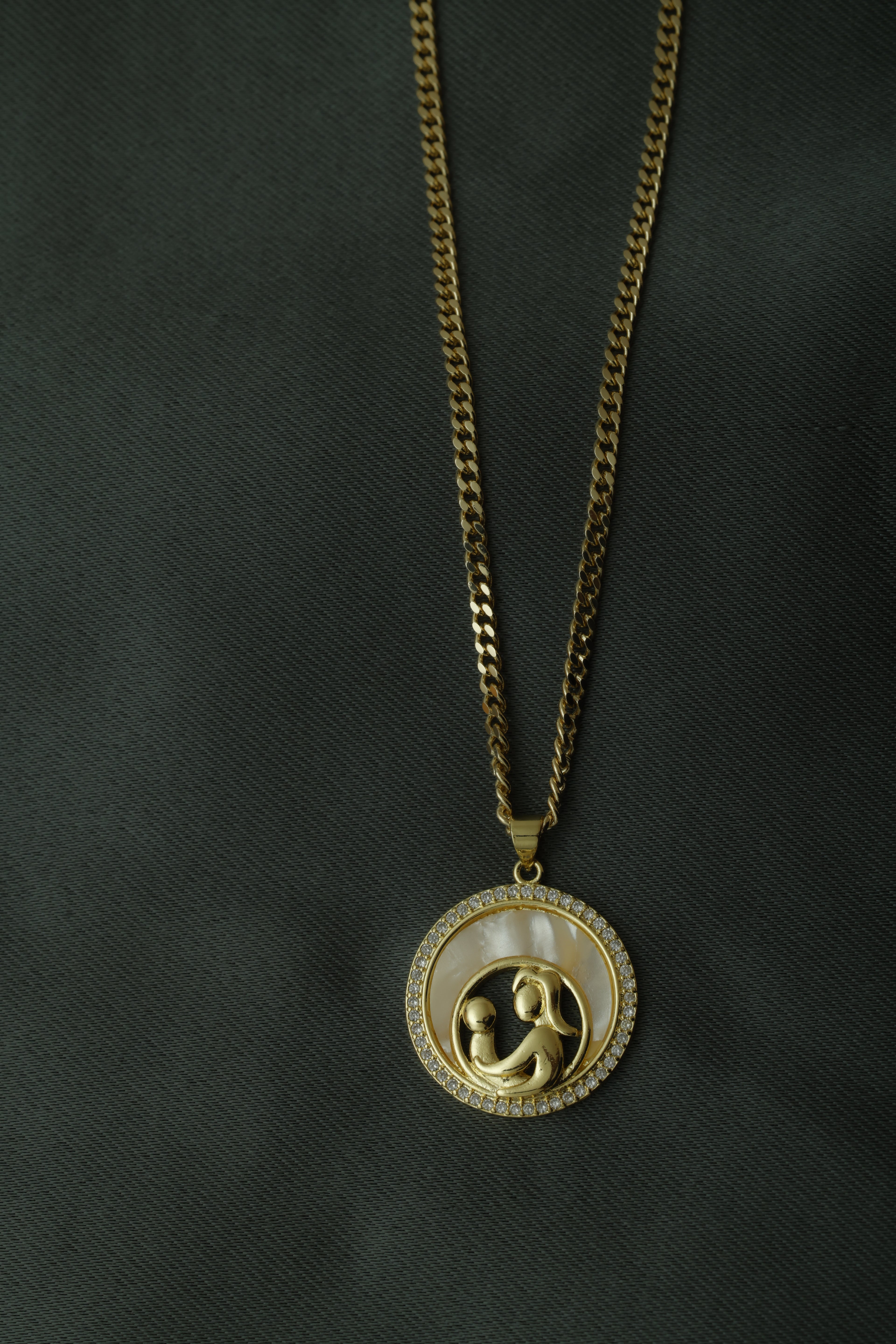 VARSE ME MAMA RRETHORE  NENA DHE FEMIJEN