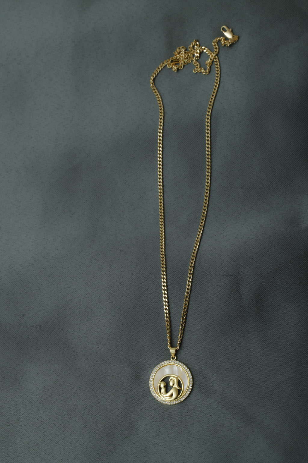 VARSE ME MAMA RRETHORE  NENA DHE FEMIJEN