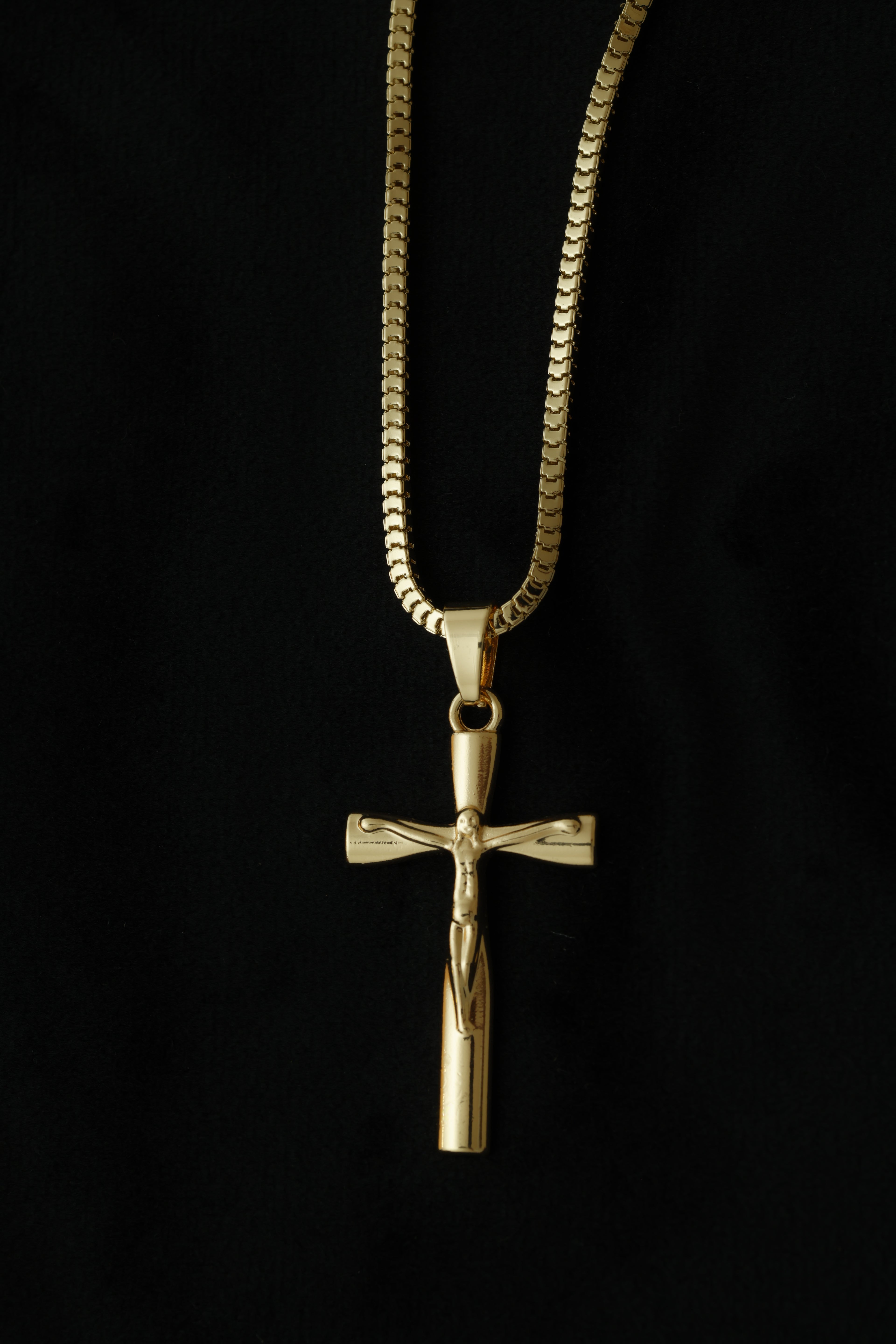 VARSE ME KRYQ ME JEZUSIN