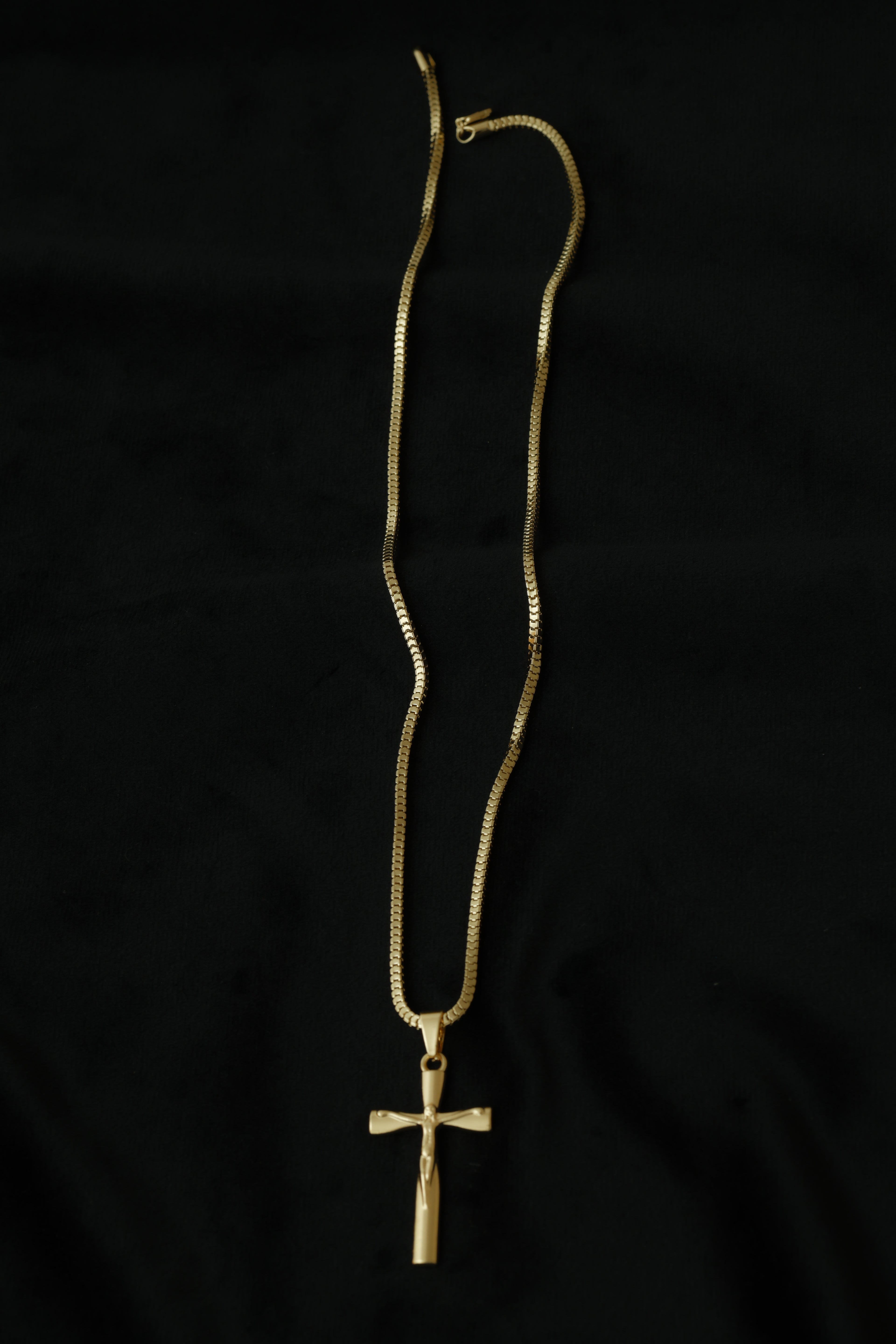 VARSE ME KRYQ ME JEZUSIN