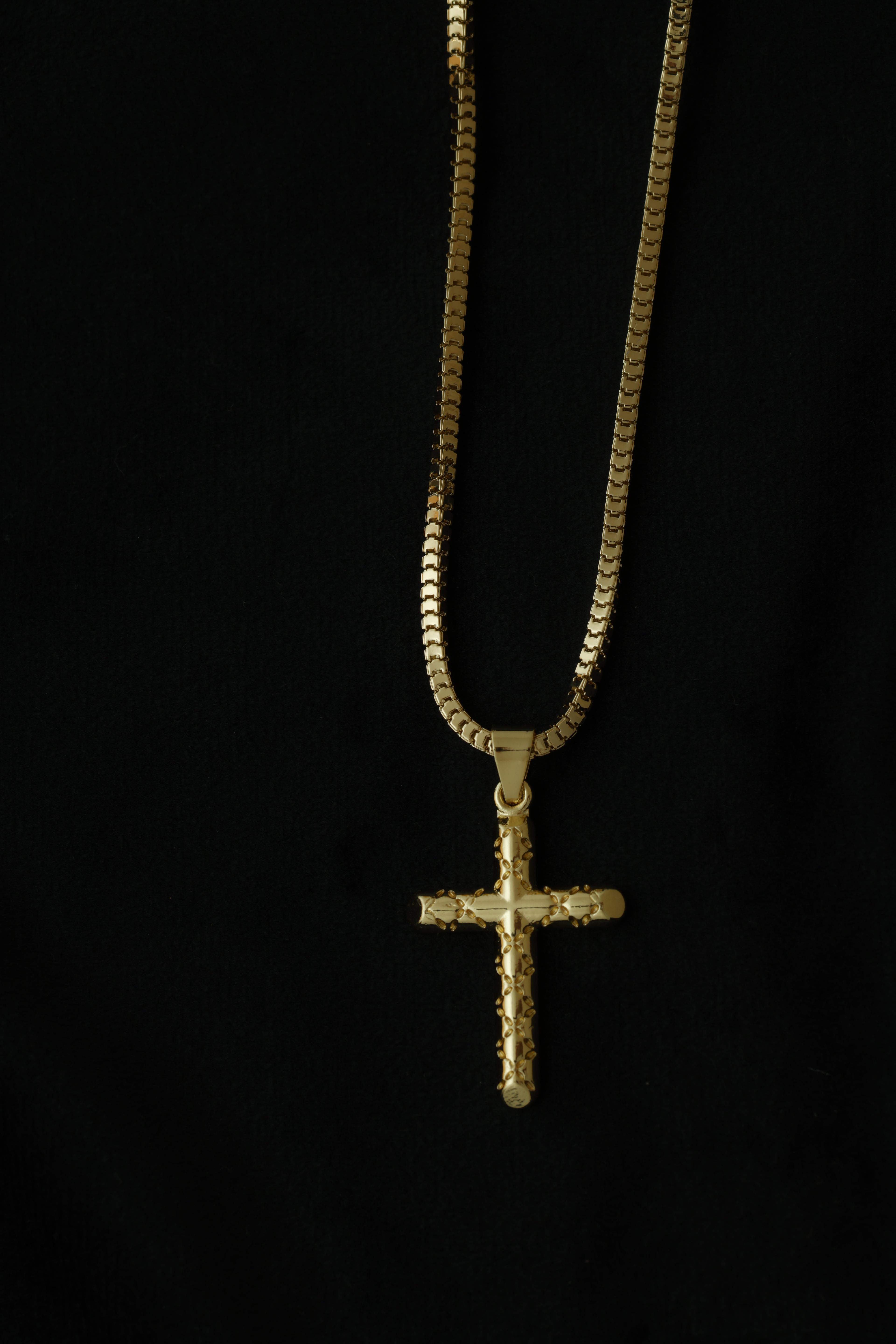 VARSE ME KRYQ ME GEDHENDJE