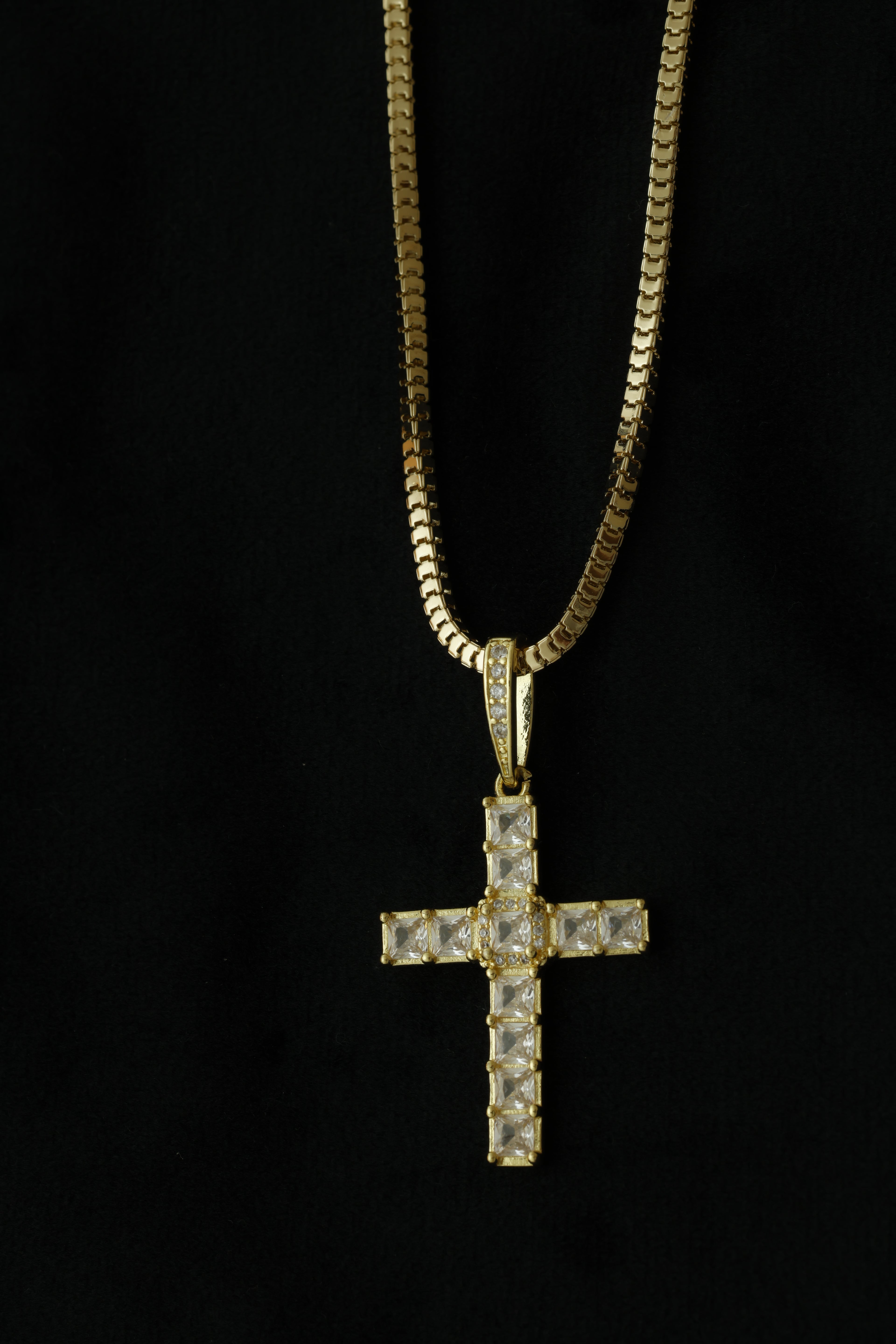 VARSE ME KRYQ ME GURE TE BARDHE