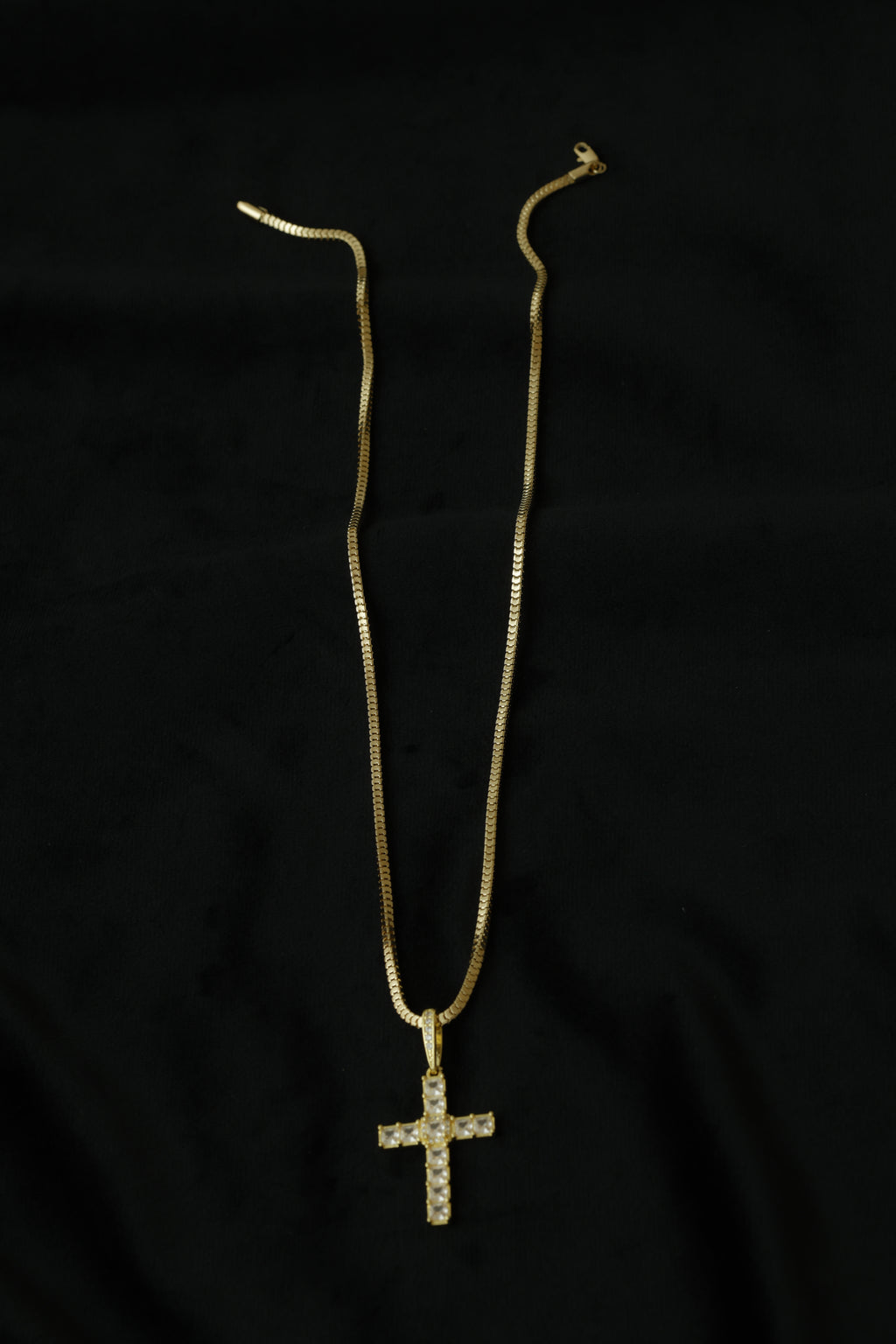 VARSE ME KRYQ ME GURE TE BARDHE