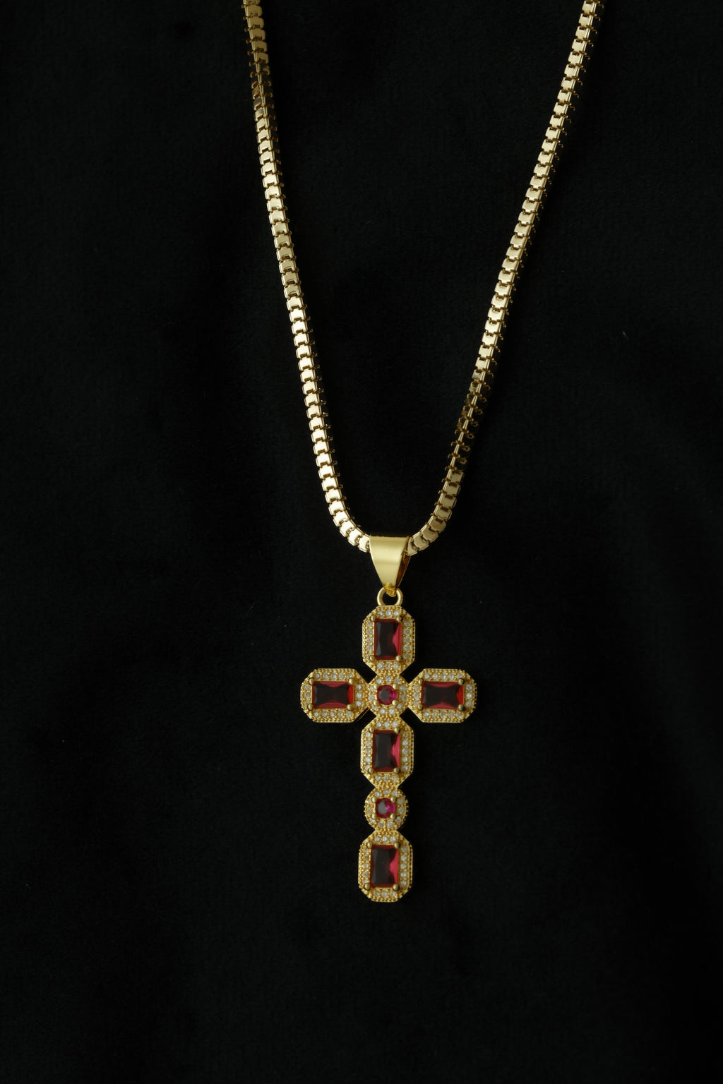 VARSE ME KRYQ ME GURE ROZE