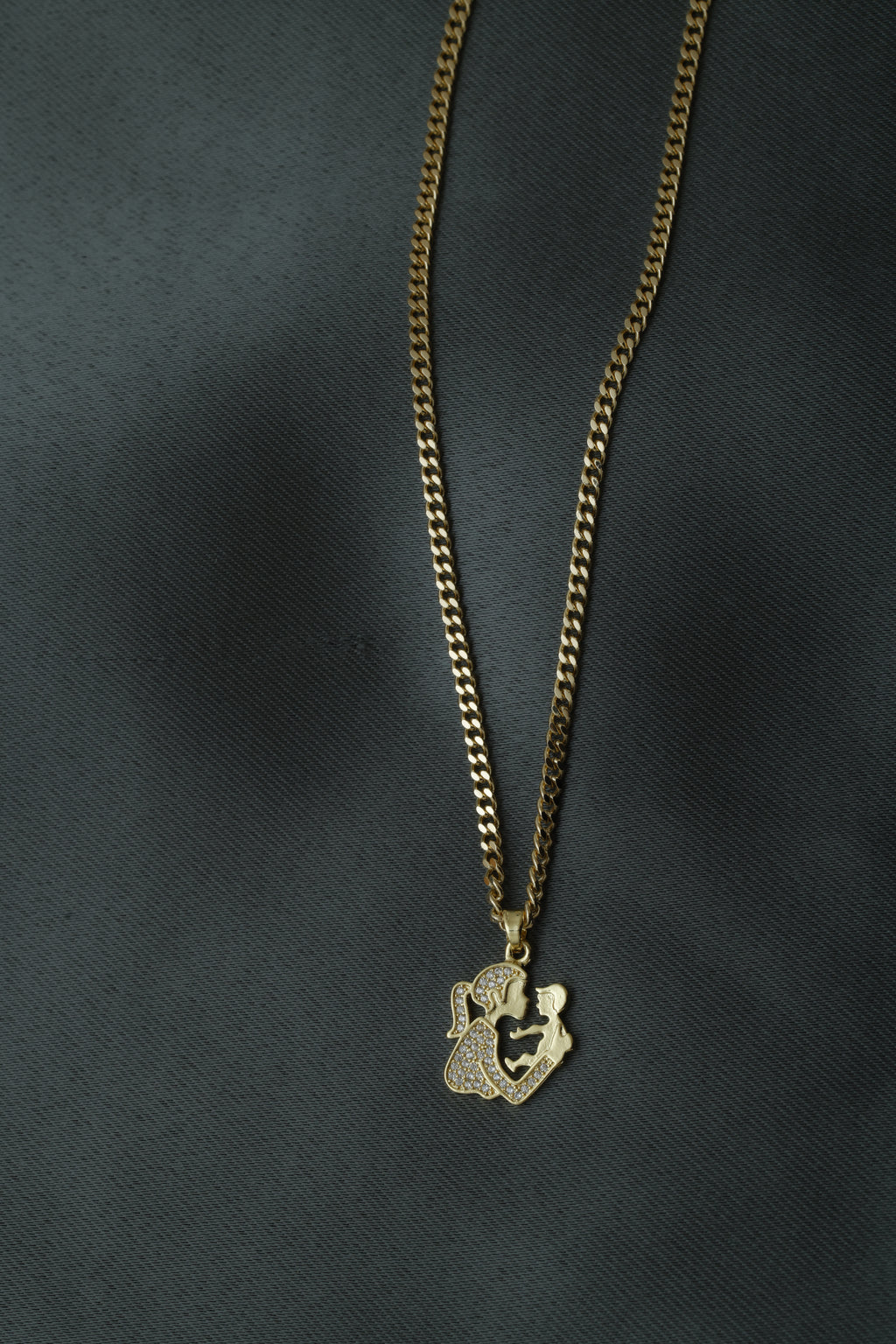 VARSE ME MAMA ME FEMIJE NE DORE