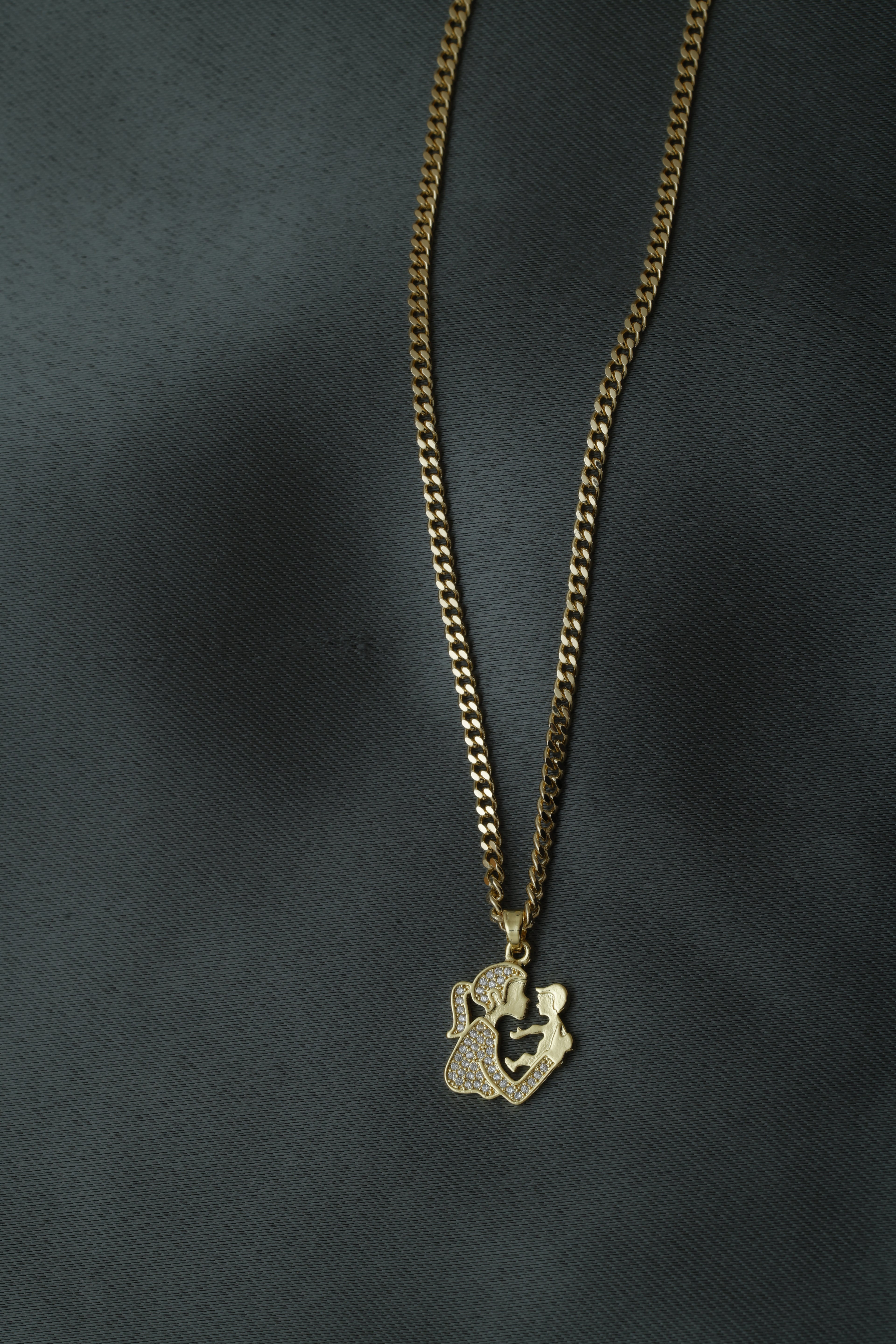 VARSE ME MAMA ME FEMIJE NE DORE