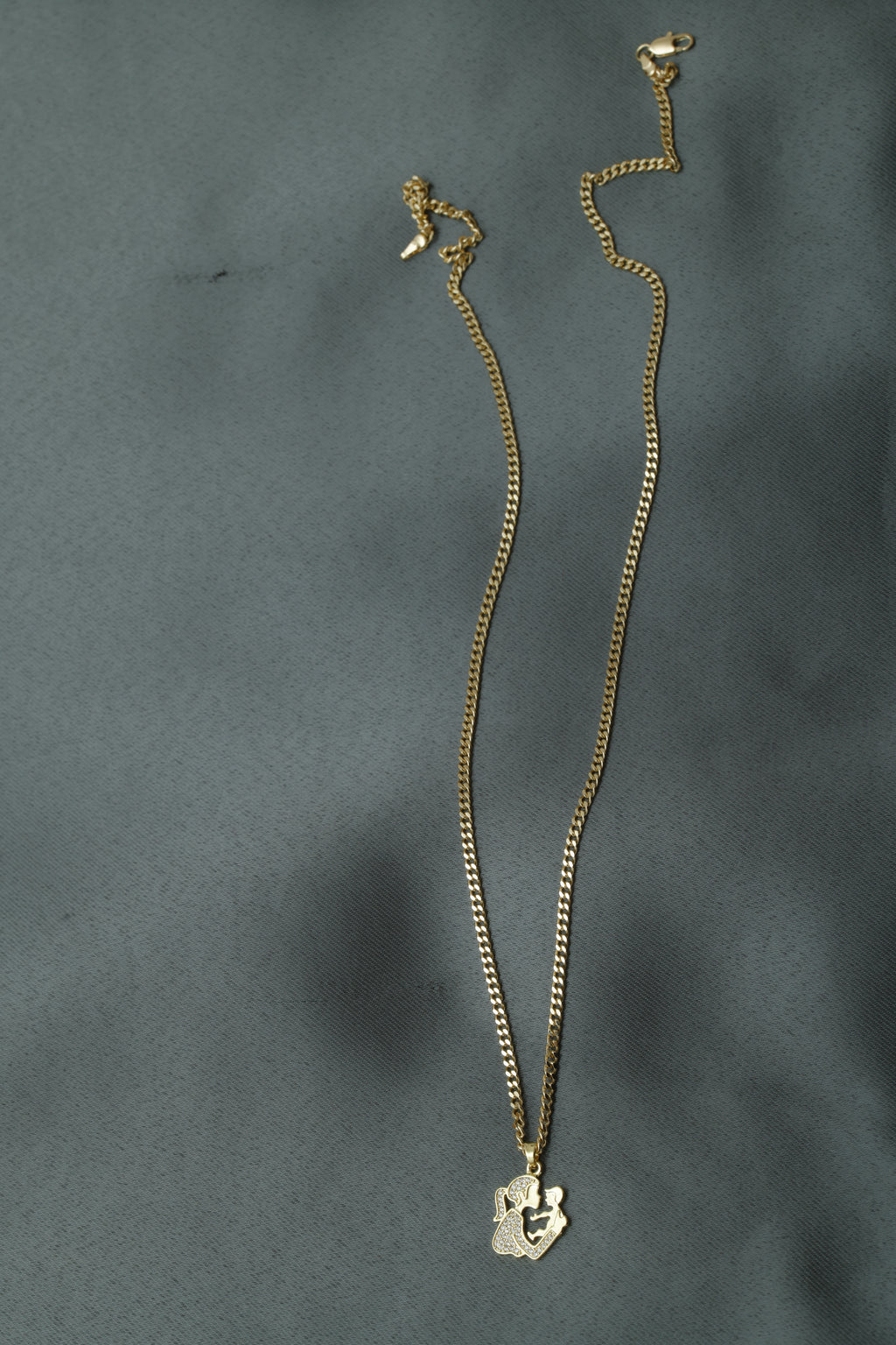 VARSE ME MAMA ME FEMIJE NE DORE