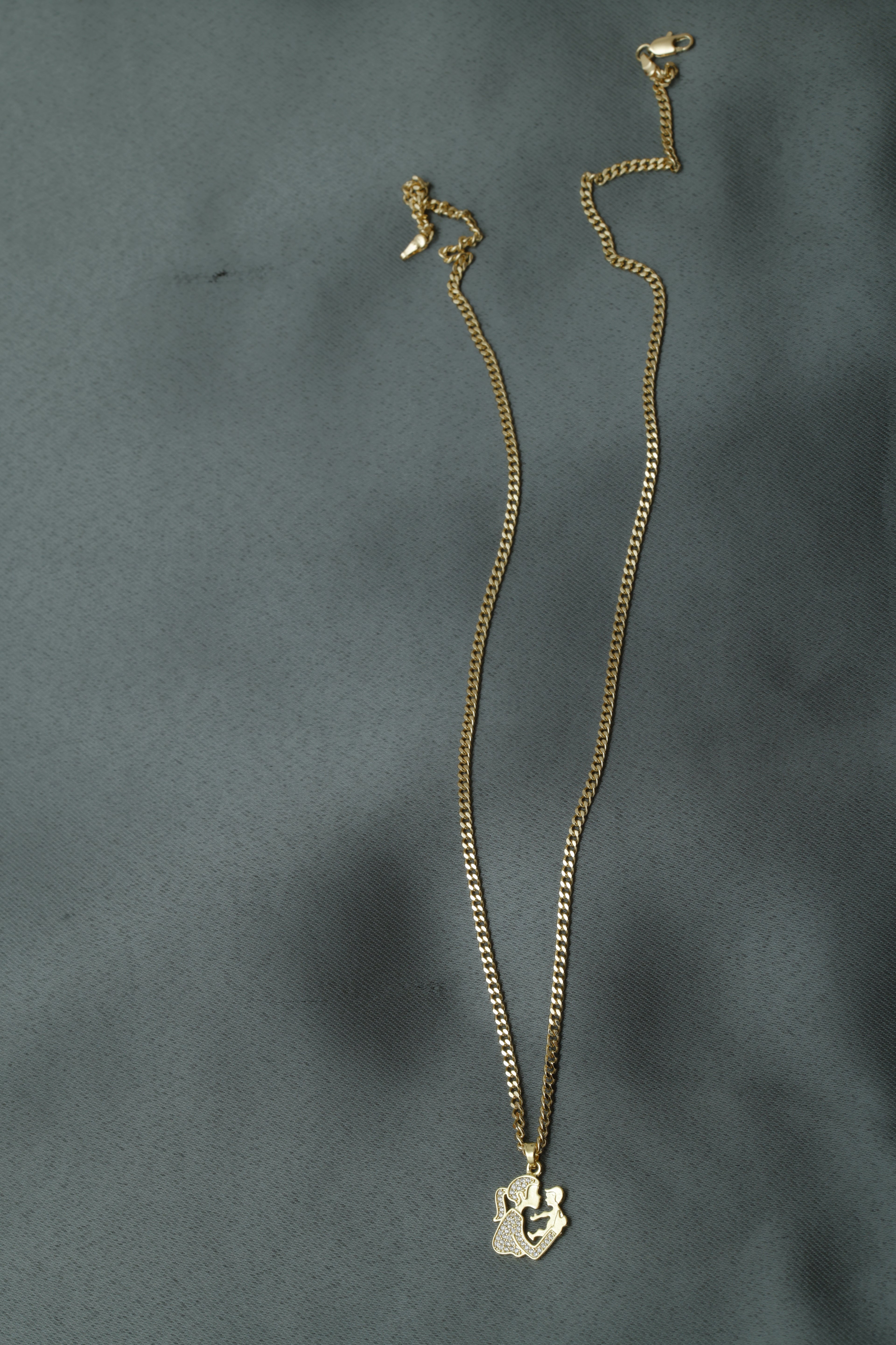 VARSE ME MAMA ME FEMIJE NE DORE