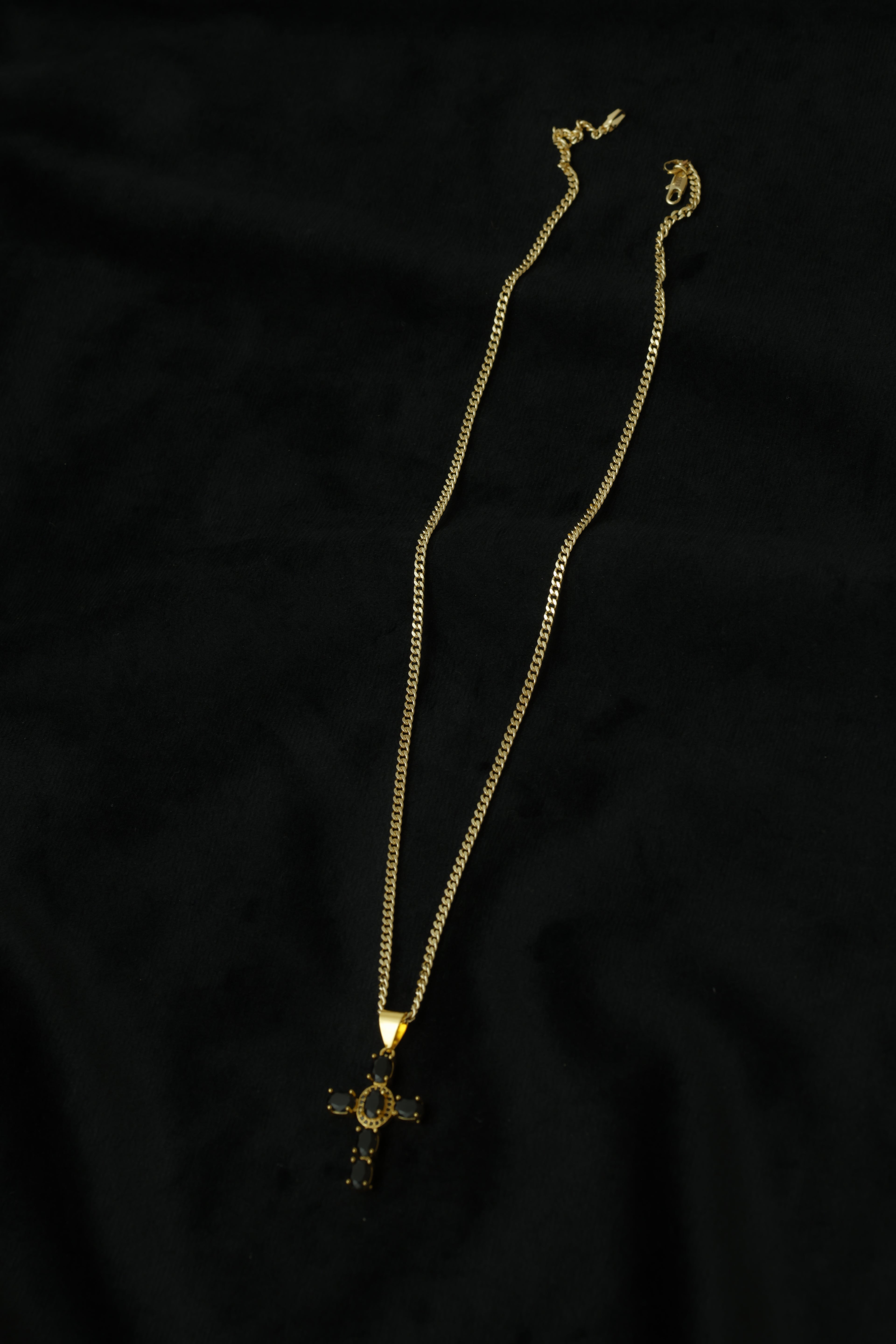 VARSE ME KRYQ ME GURE TE ZI