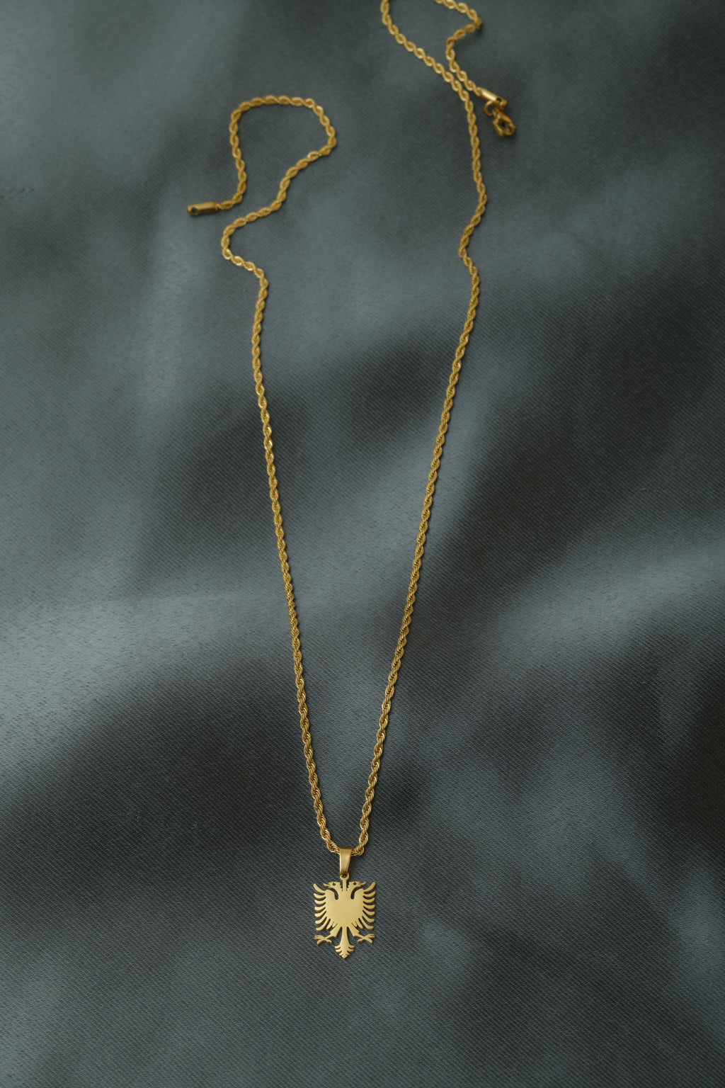 VARSE ME SHQIPONJE TE VOGEL