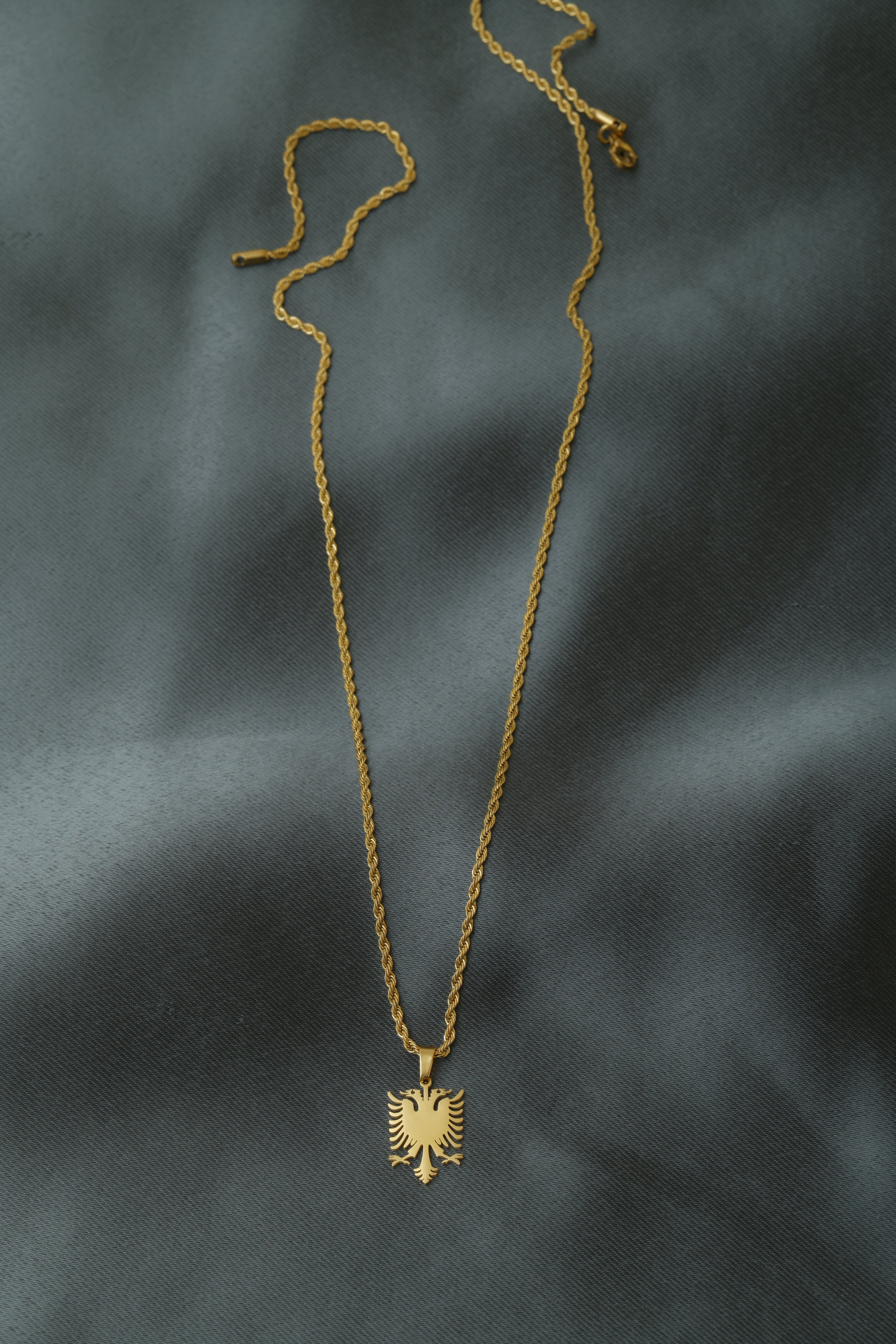 VARSE ME SHQIPONJE TE VOGEL