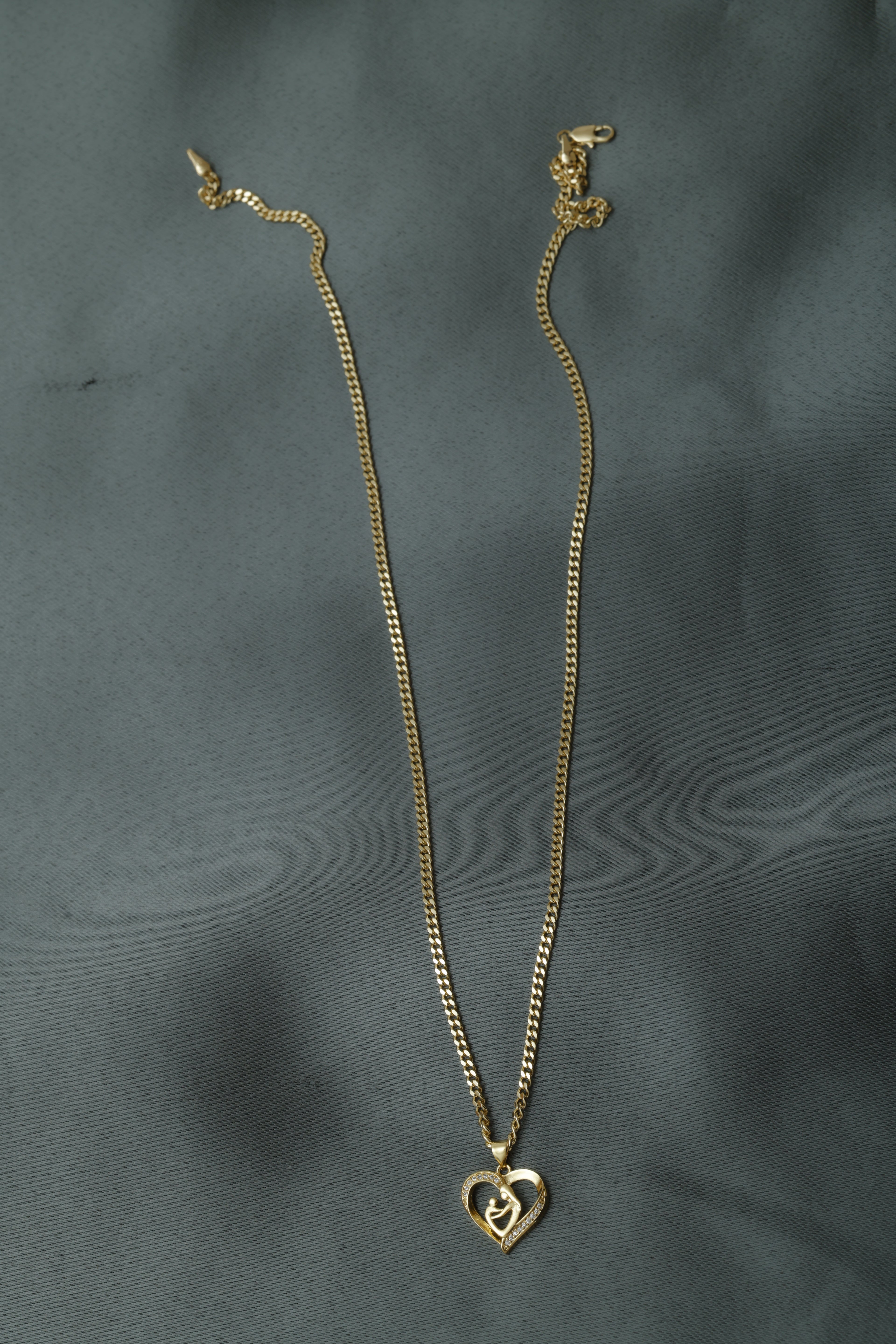 VARSE ME MAMA ME ZEMER ME FEMIJE NE DORE