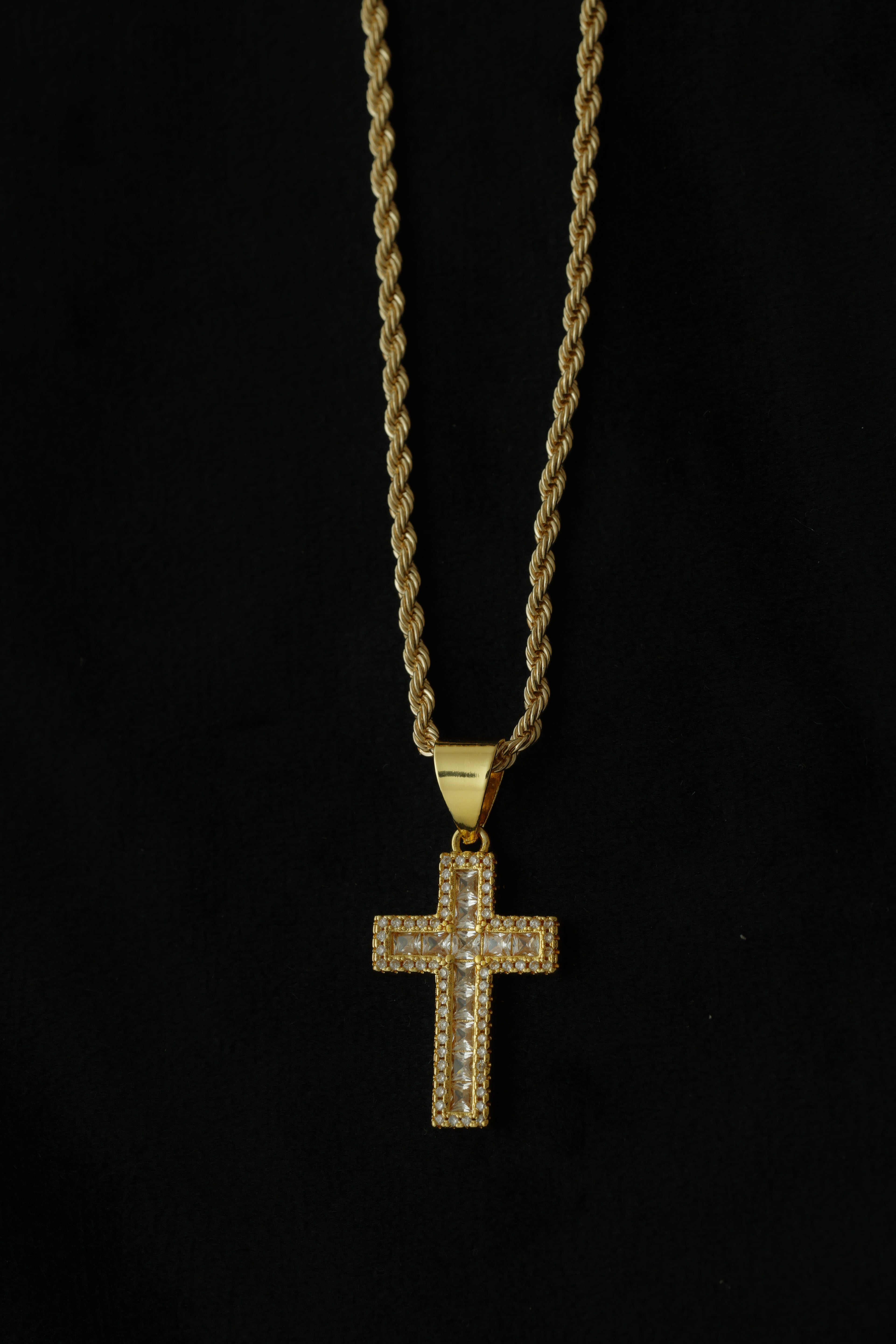 VARSE ME KRYQ ME GURE TE BARDHE  PETASHUK