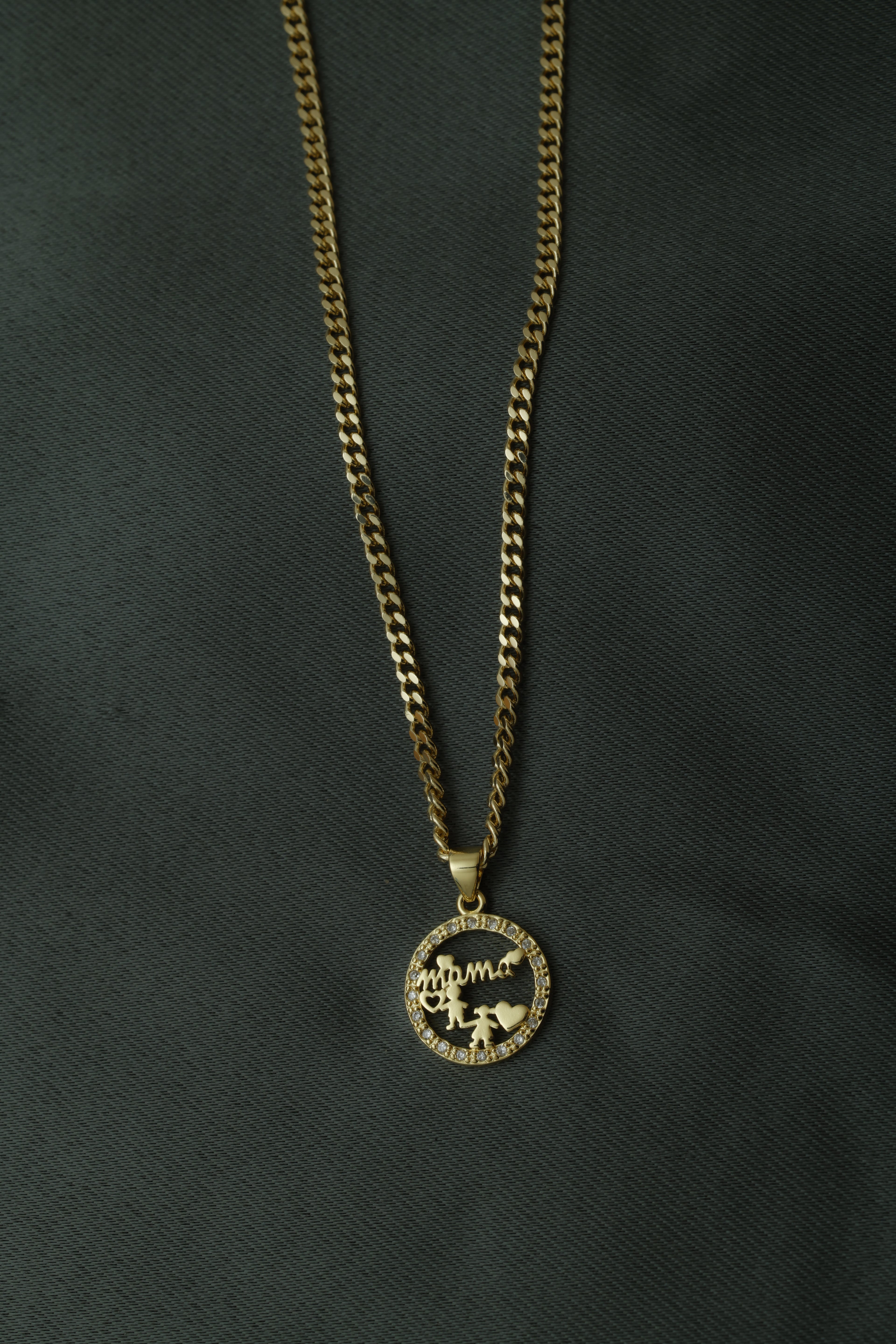 VARSE ME MAMA RRETHORE ME DJALE VAJZE