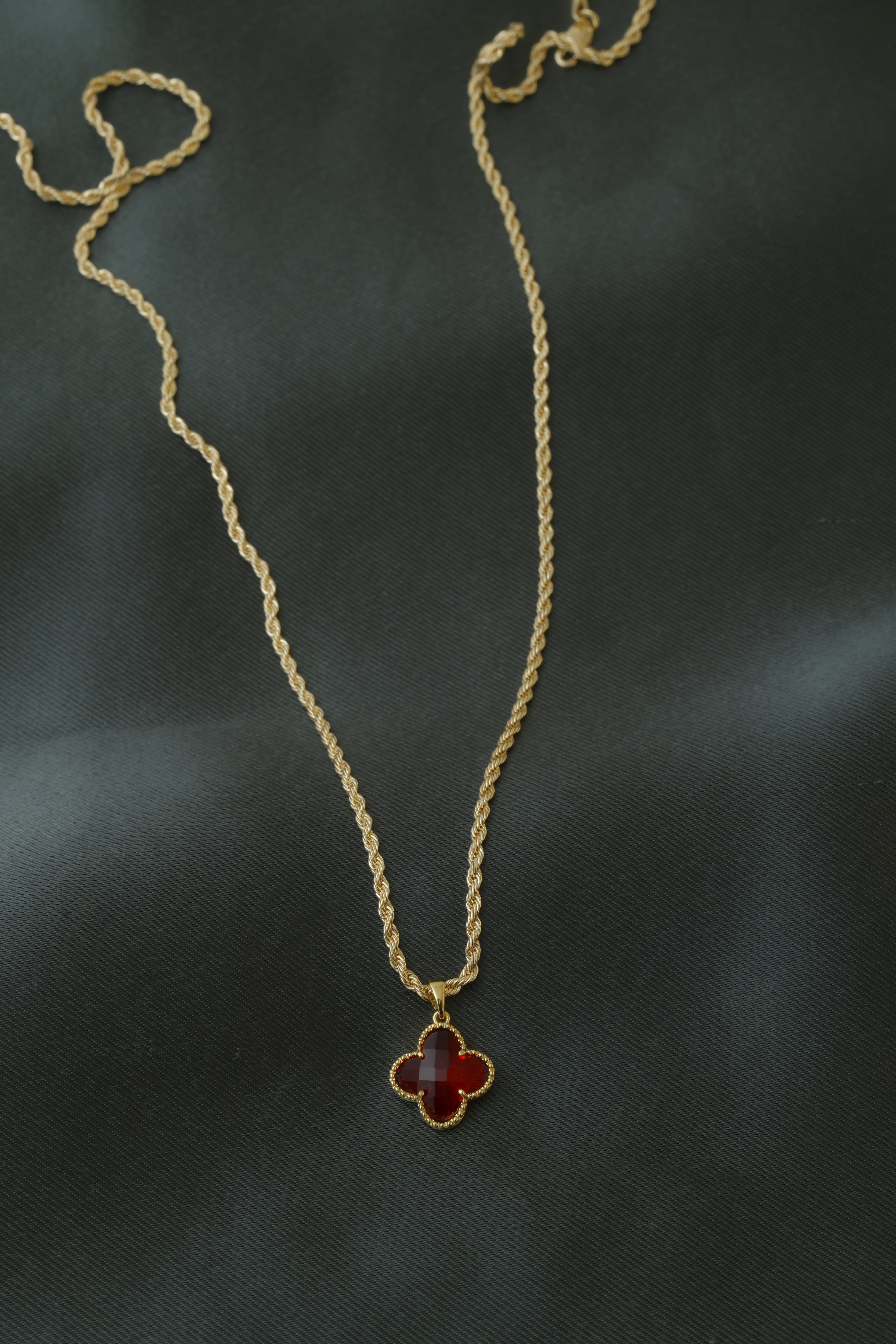 VARSE ME LULE VAN CLEF GURE TE KUQ