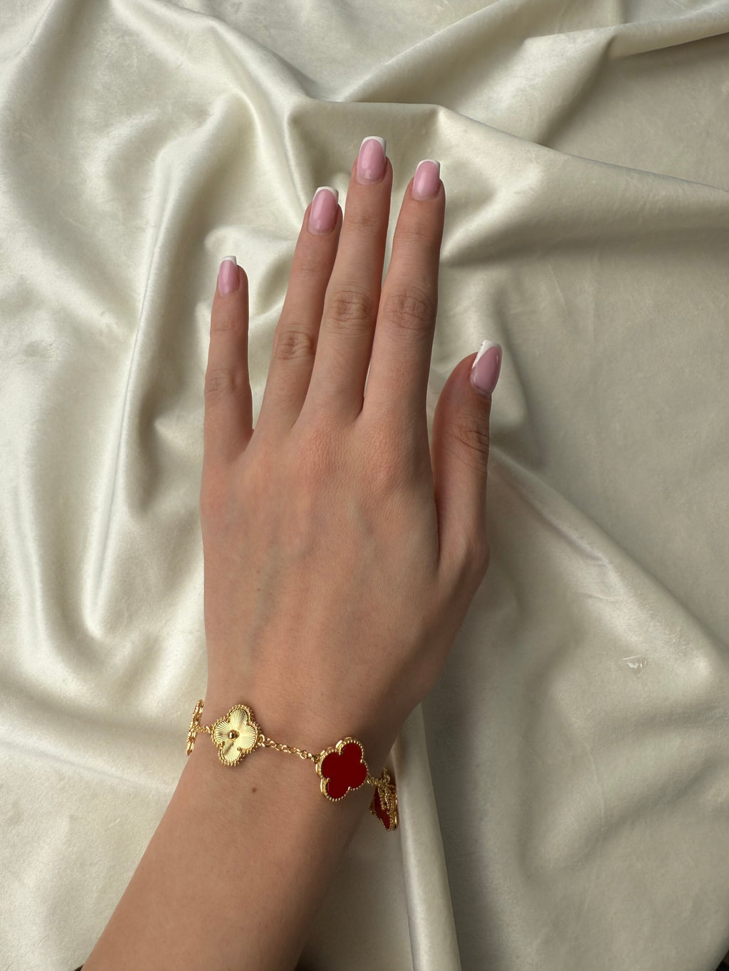 Byzylyk van cleef lule e kuqe dhe gold