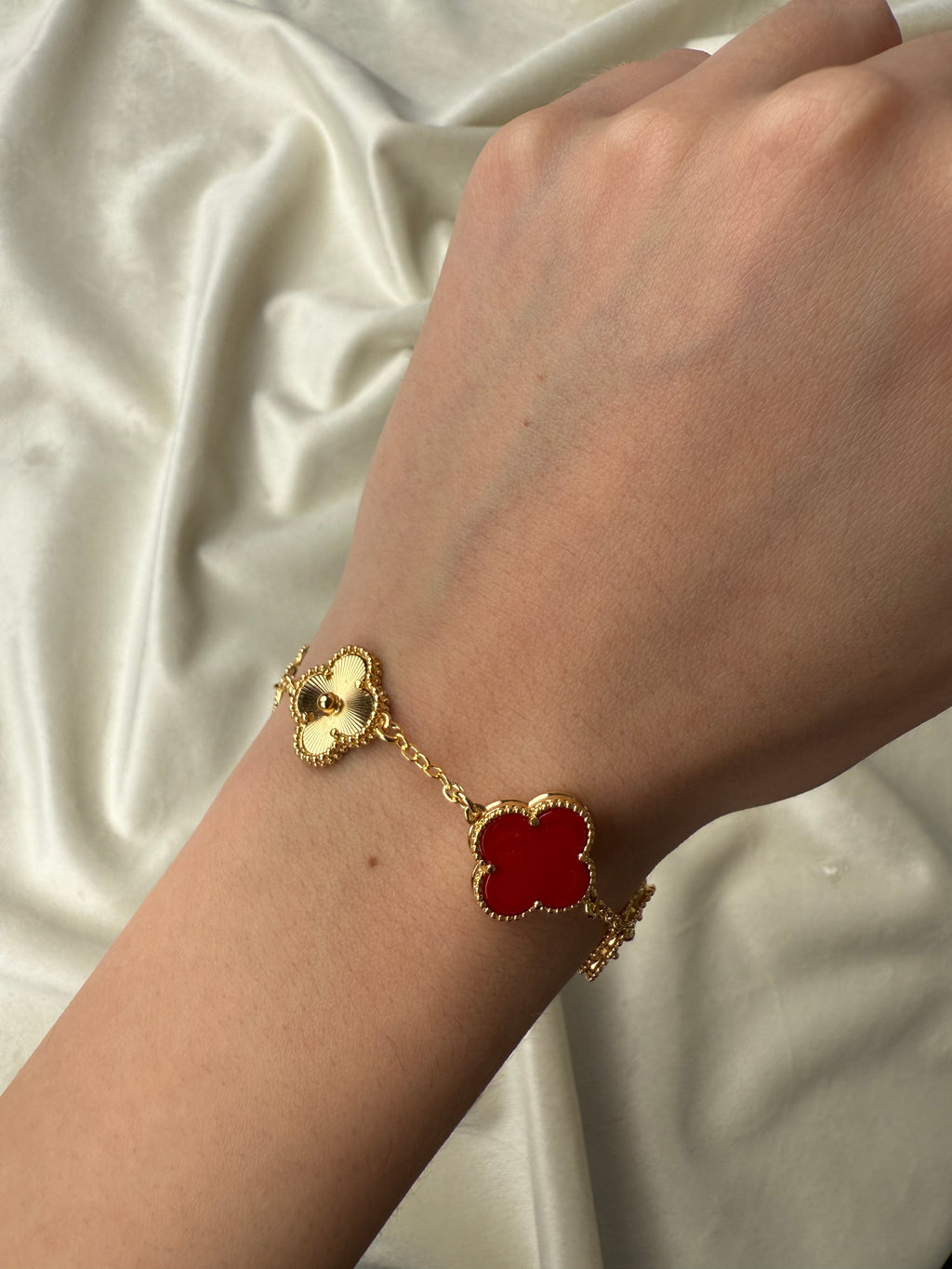 Byzylyk van cleef lule e kuqe dhe gold