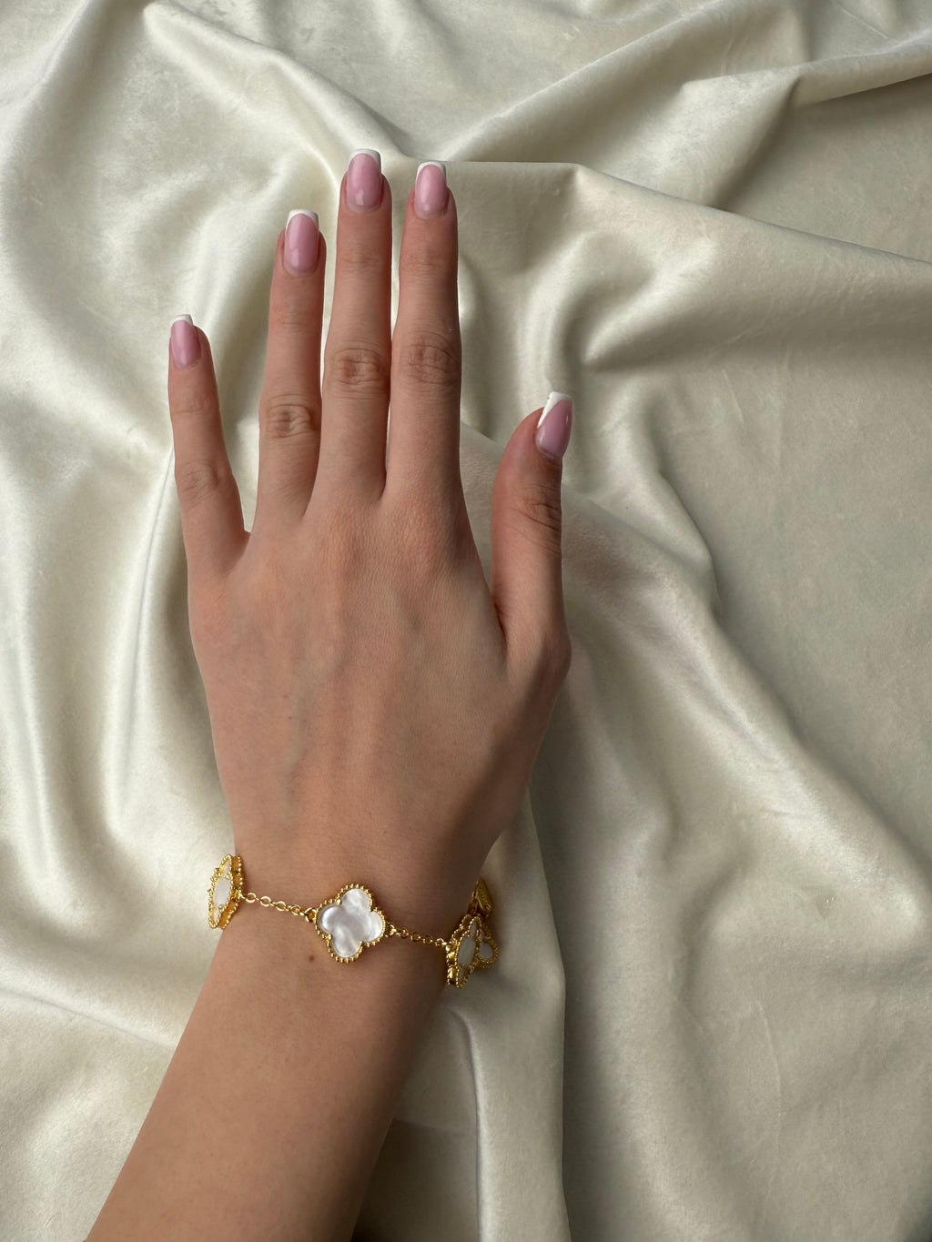 Byzylyk van cleef gold me lule te bardh