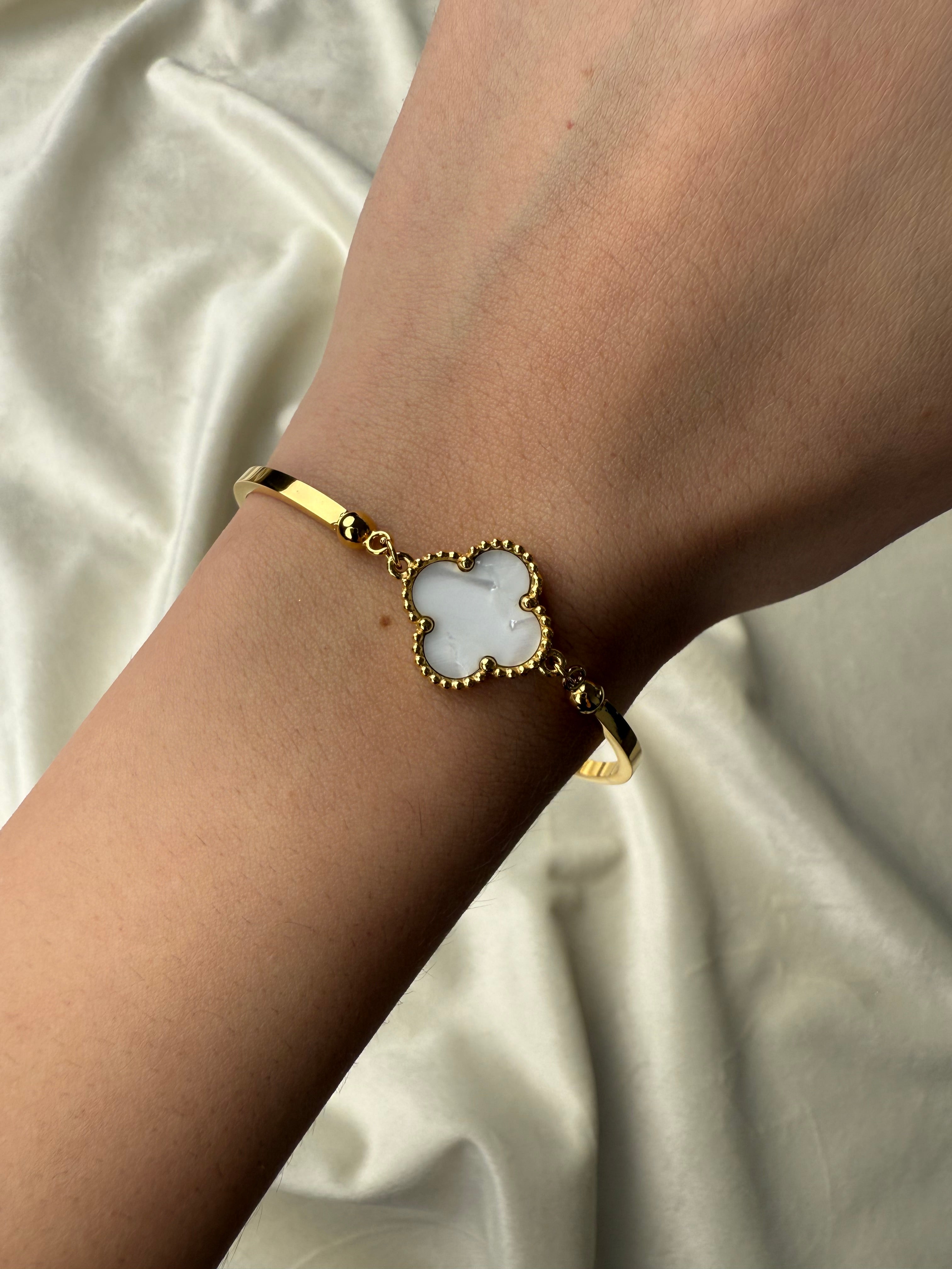 Byzylyk van cleef me lule te bardhe