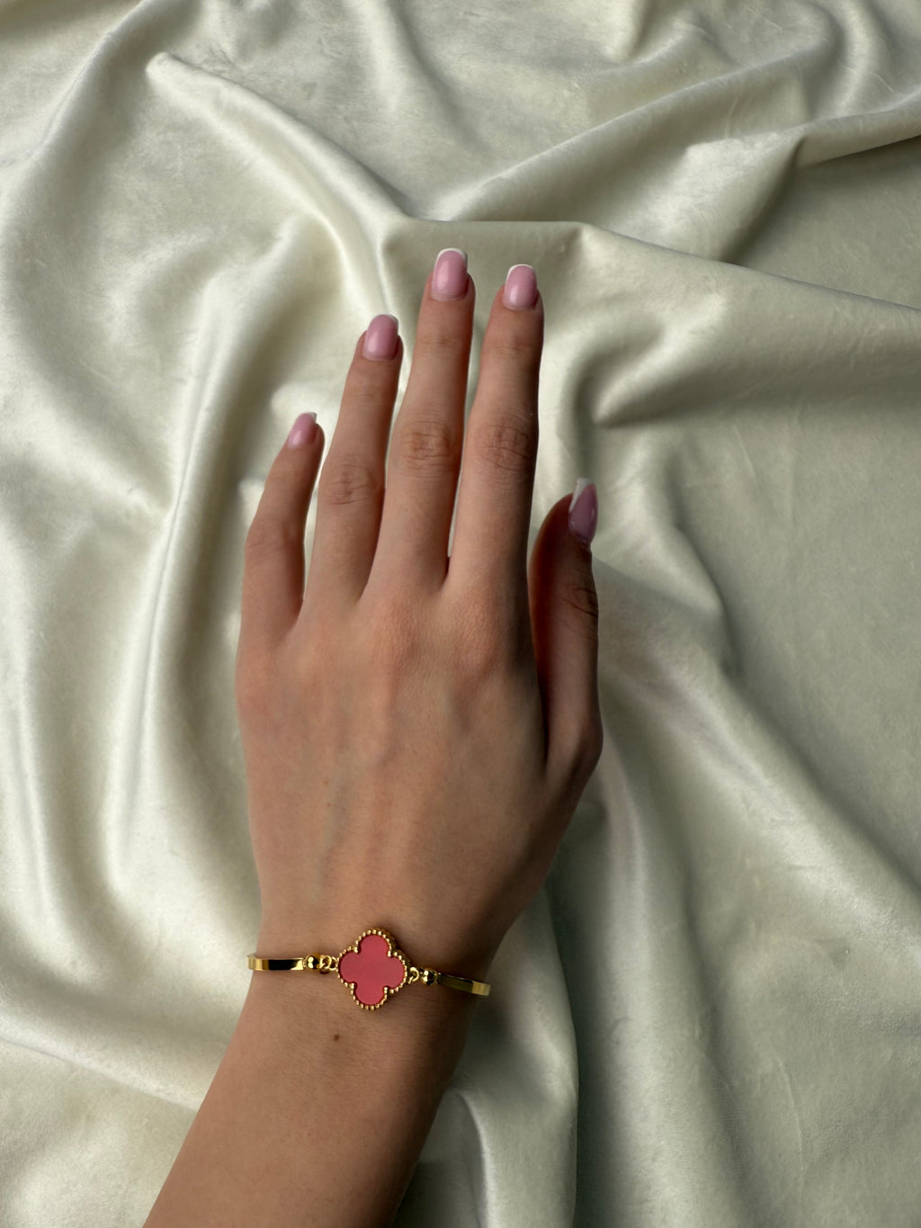 Byzylyk van cleef me lule te kuqe