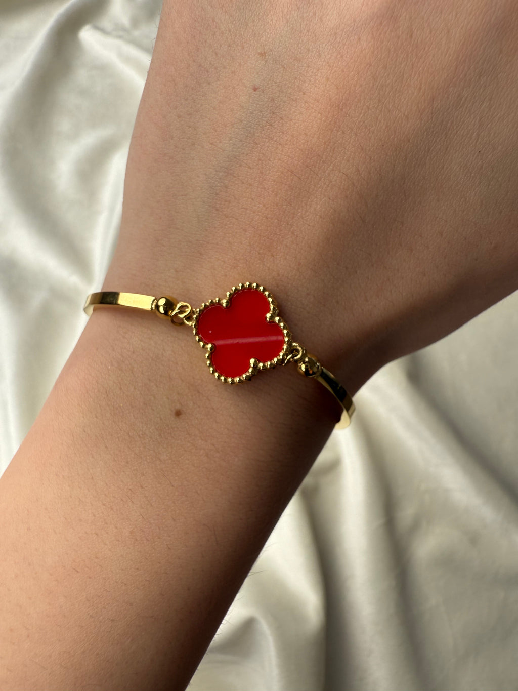 Byzylyk van cleef me lule te kuqe