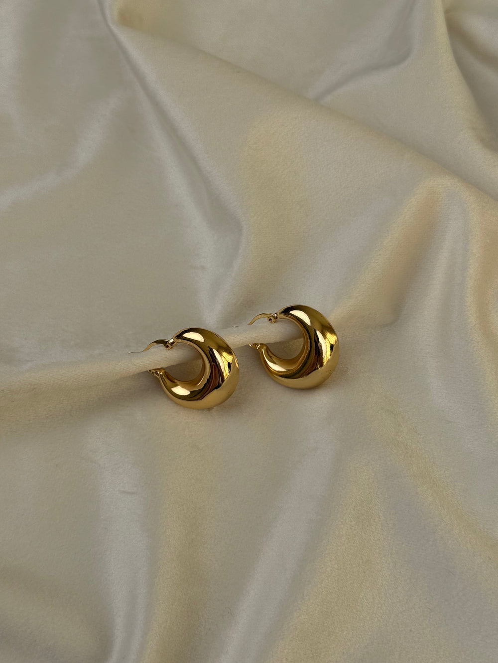 Vathe gold hoop