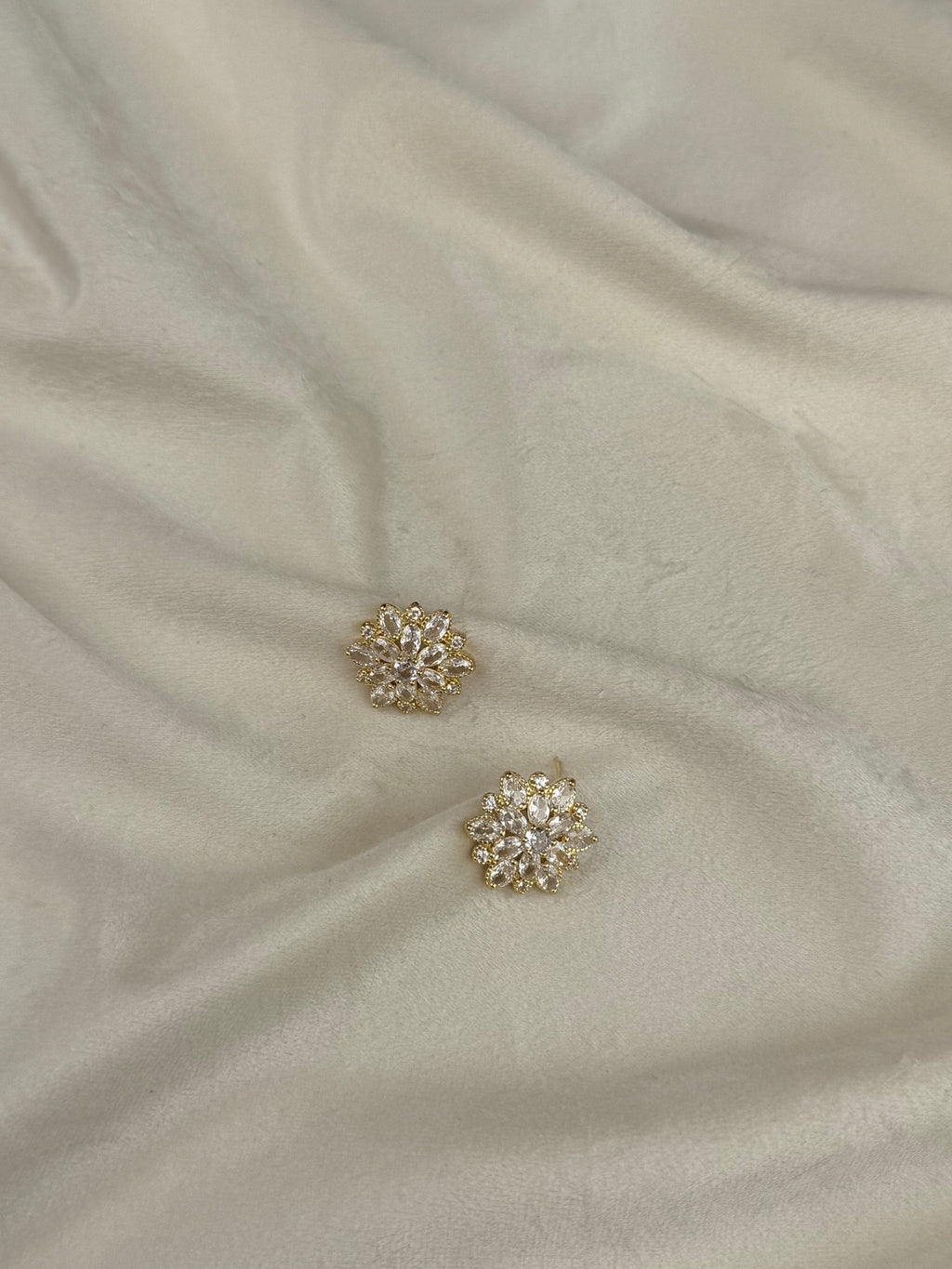 Vathe ne forme lule me kristale