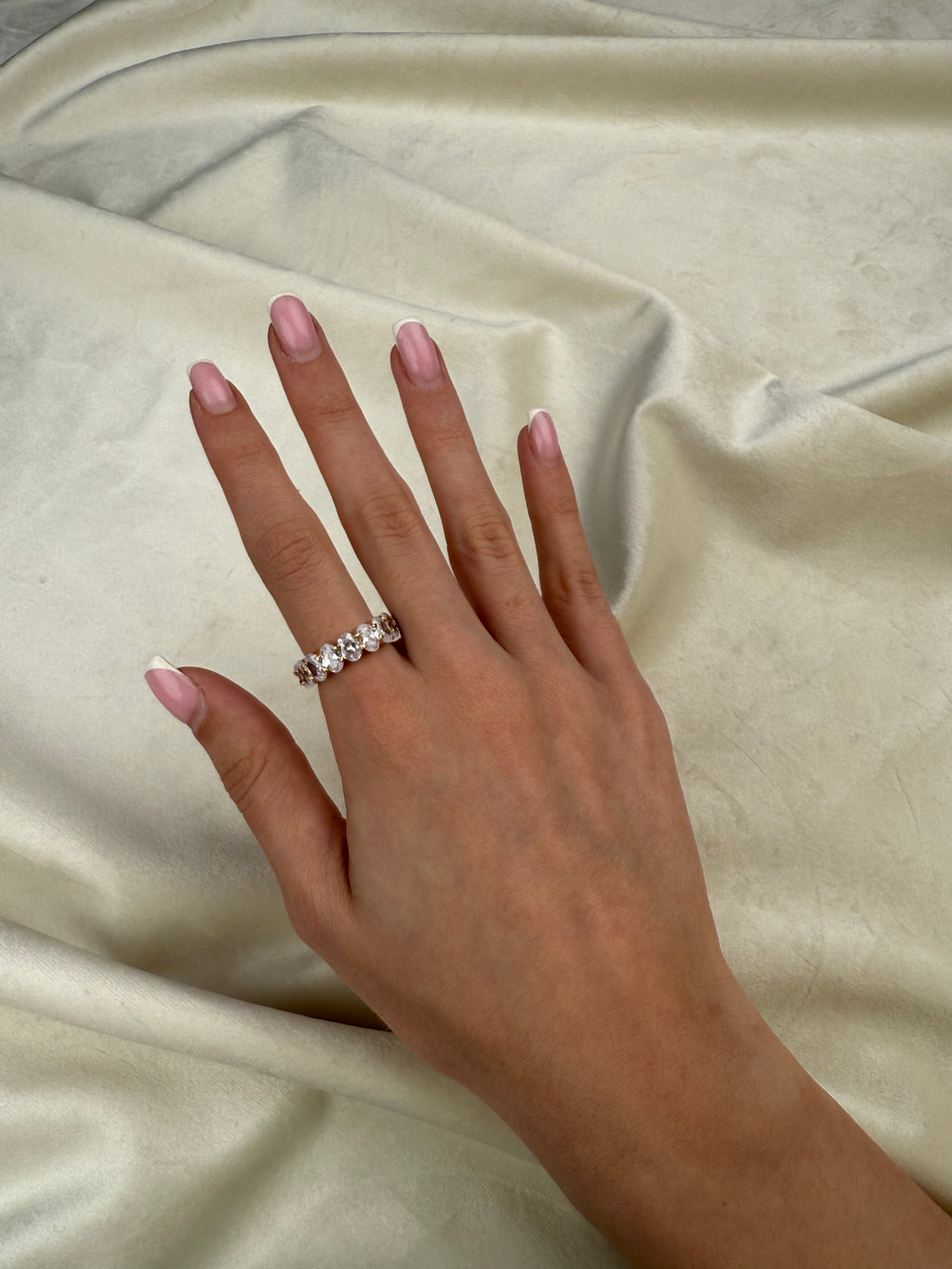 Unaze me gure oval te bardhe