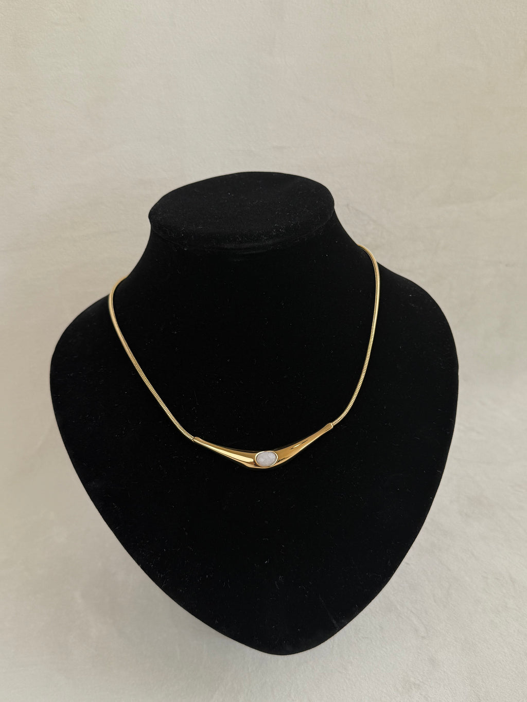 Varse hark me gure te bardhe